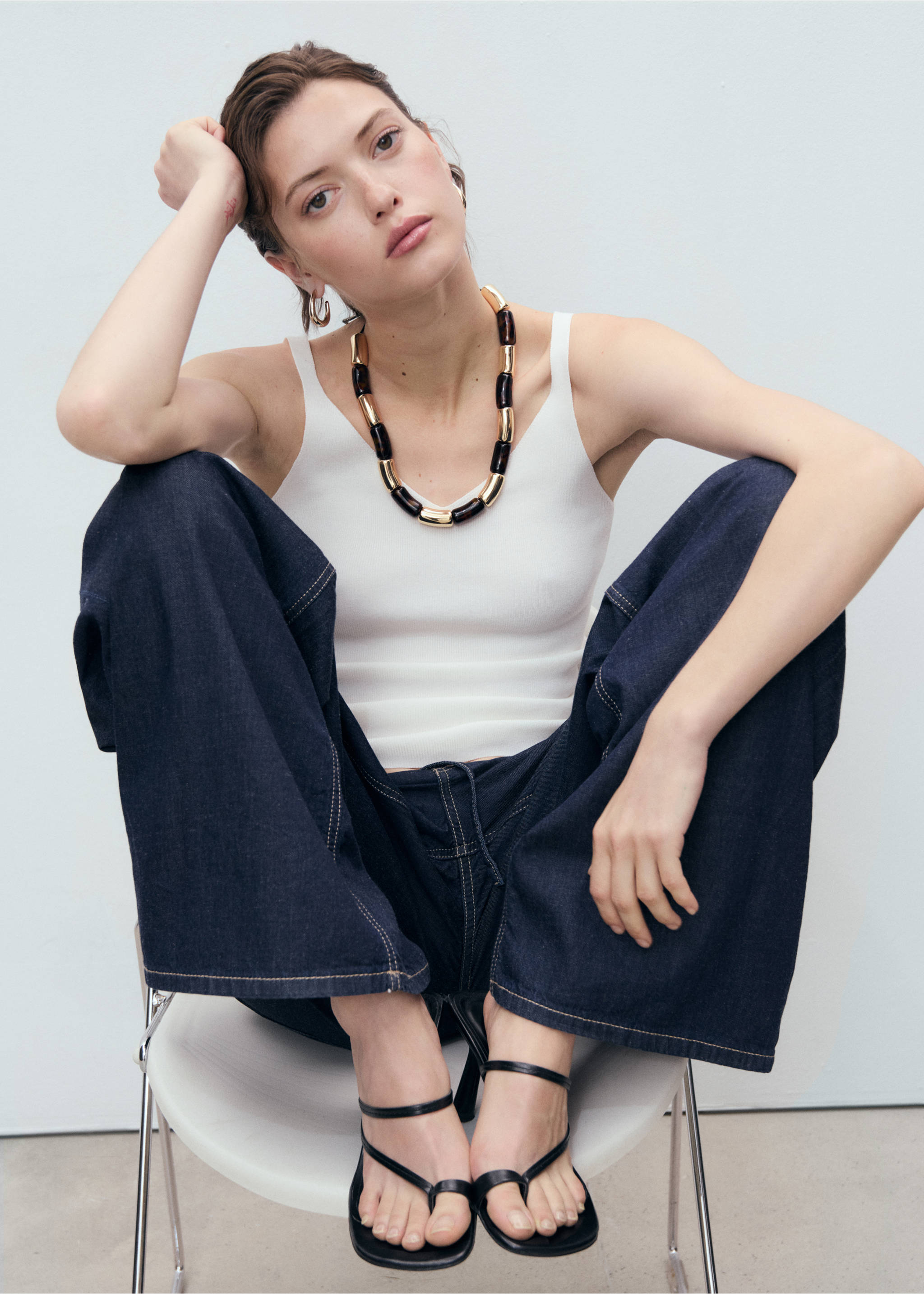 Úpletový top s výstřihem do V - Detail zboží 2, Béžová. Ref: 17051217-00.