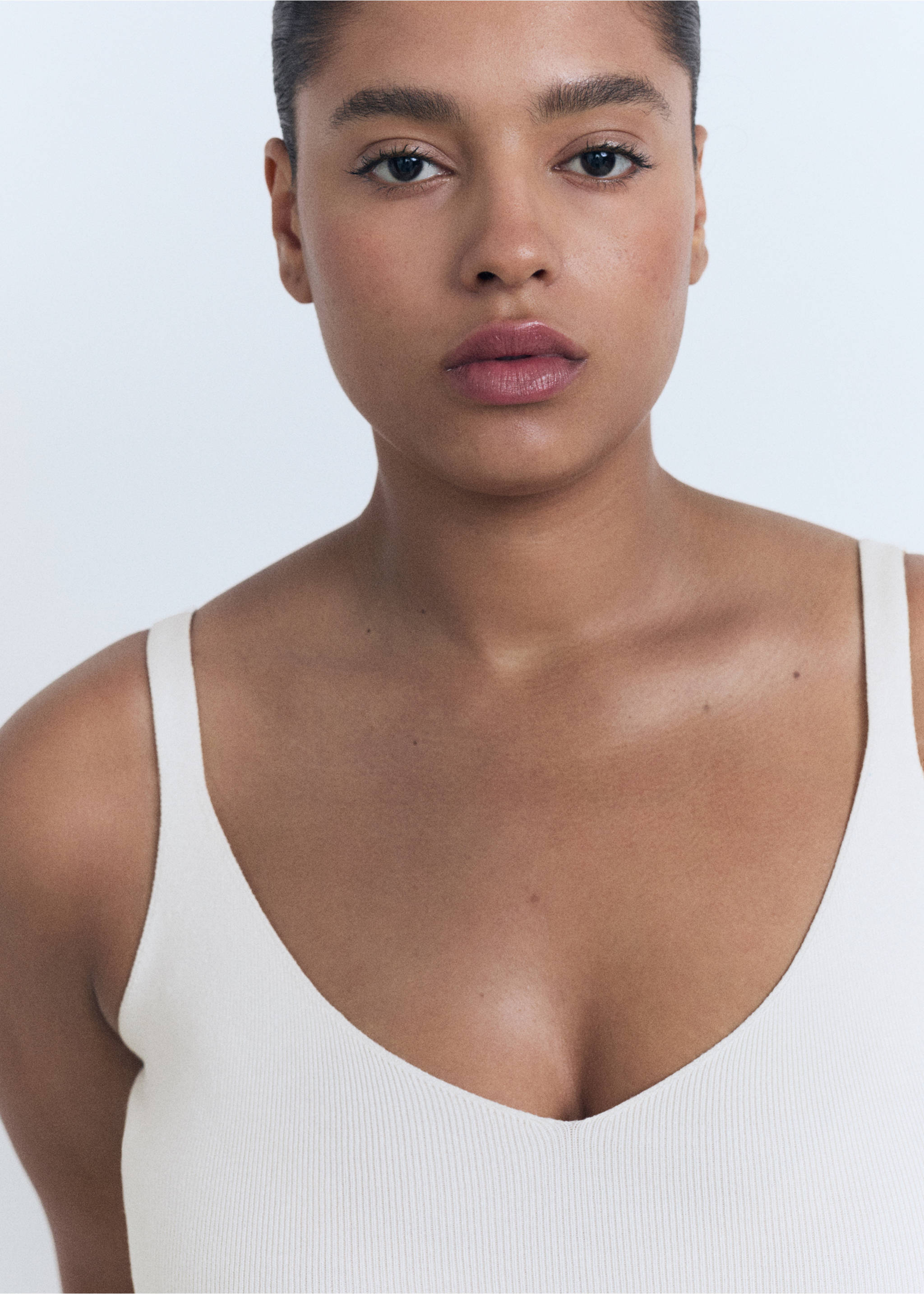 Úpletový top s výstřihem do V - Detail zboží 4, Béžová. Ref: 17051217-00.