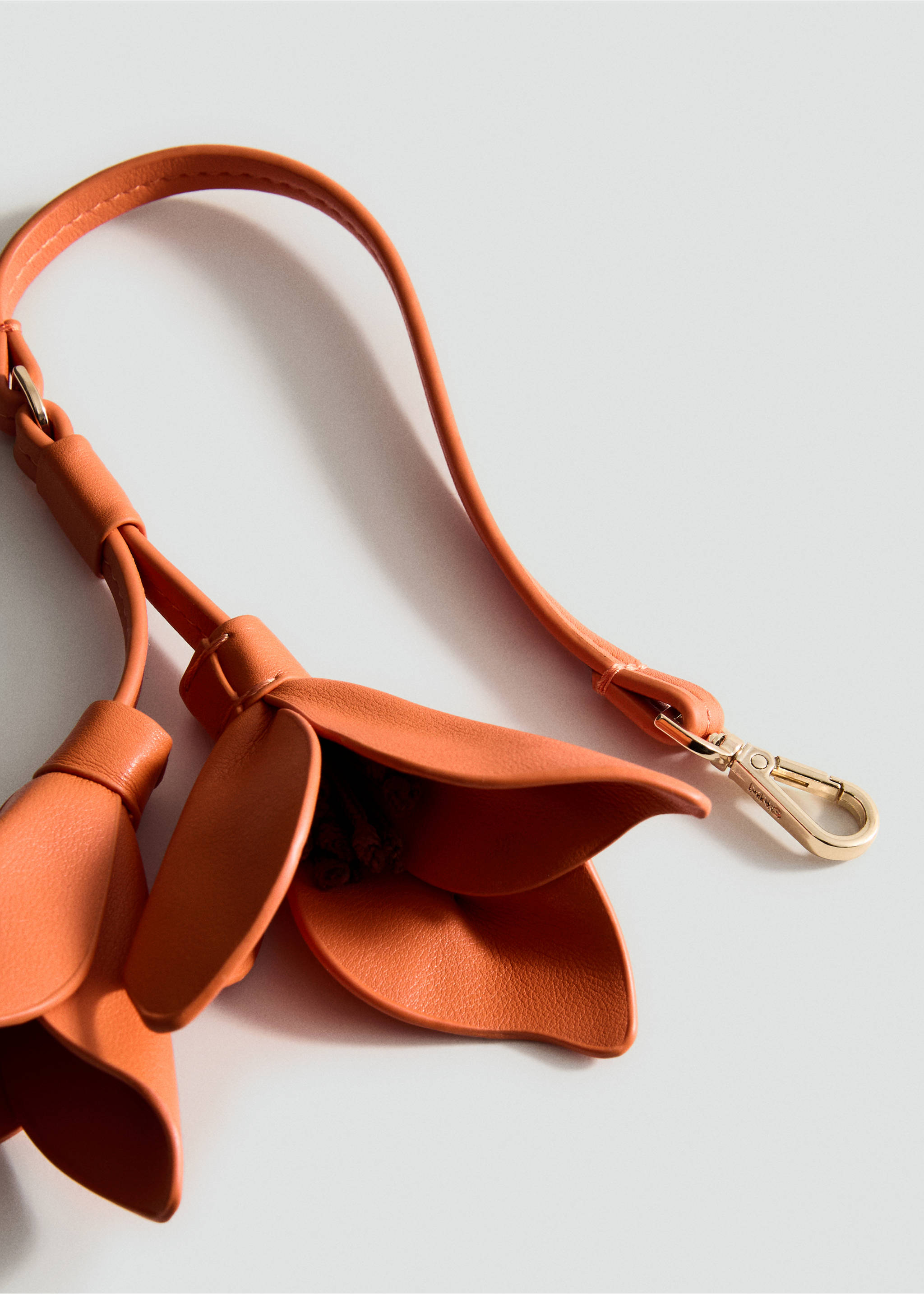 Porta-chaves com efeito de pele às flores - Plano médio, Laranja. Ref: 17051219-00.