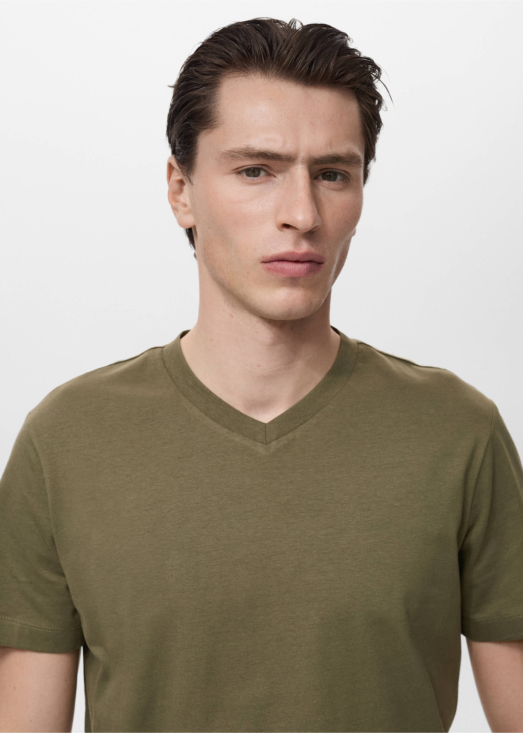 V-neck T-shirt - Details of the article 1, Olive Green. Ref: 17051229-00.
