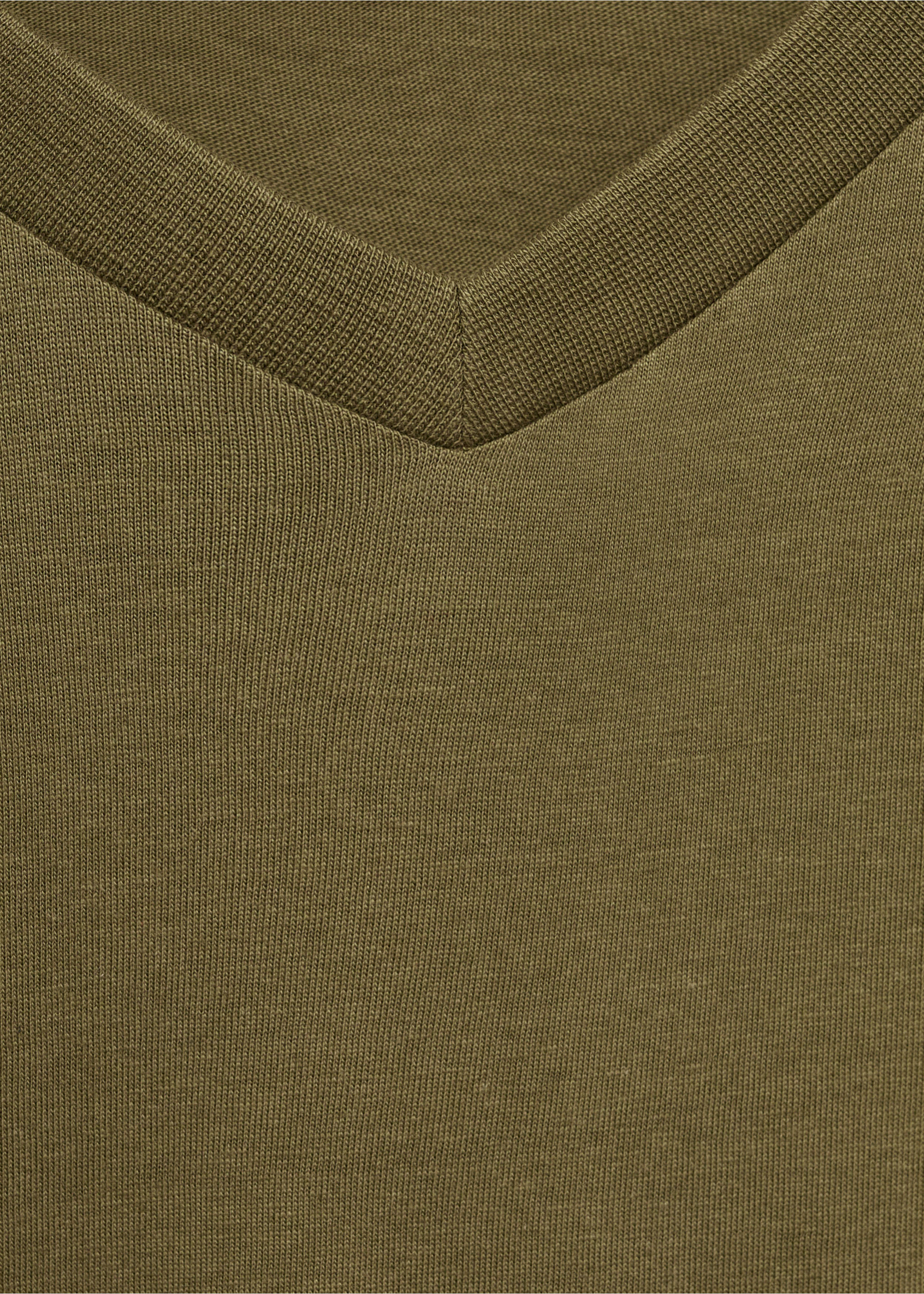 V-neck T-shirt - Details of the article 8, Olive Green. Ref: 17051229-00.