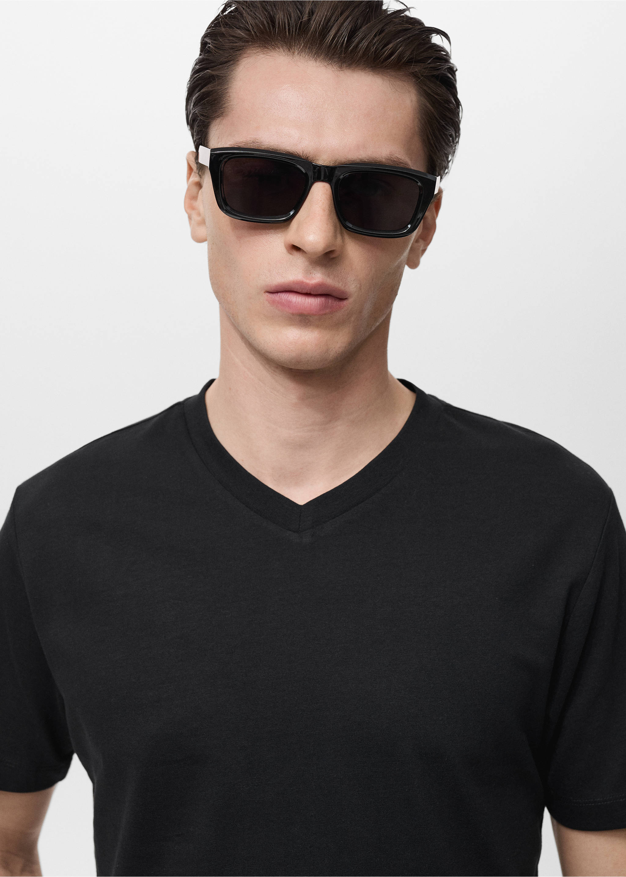 V-neck T-shirt - Details of the article 1, Black. Ref: 17051229-00.