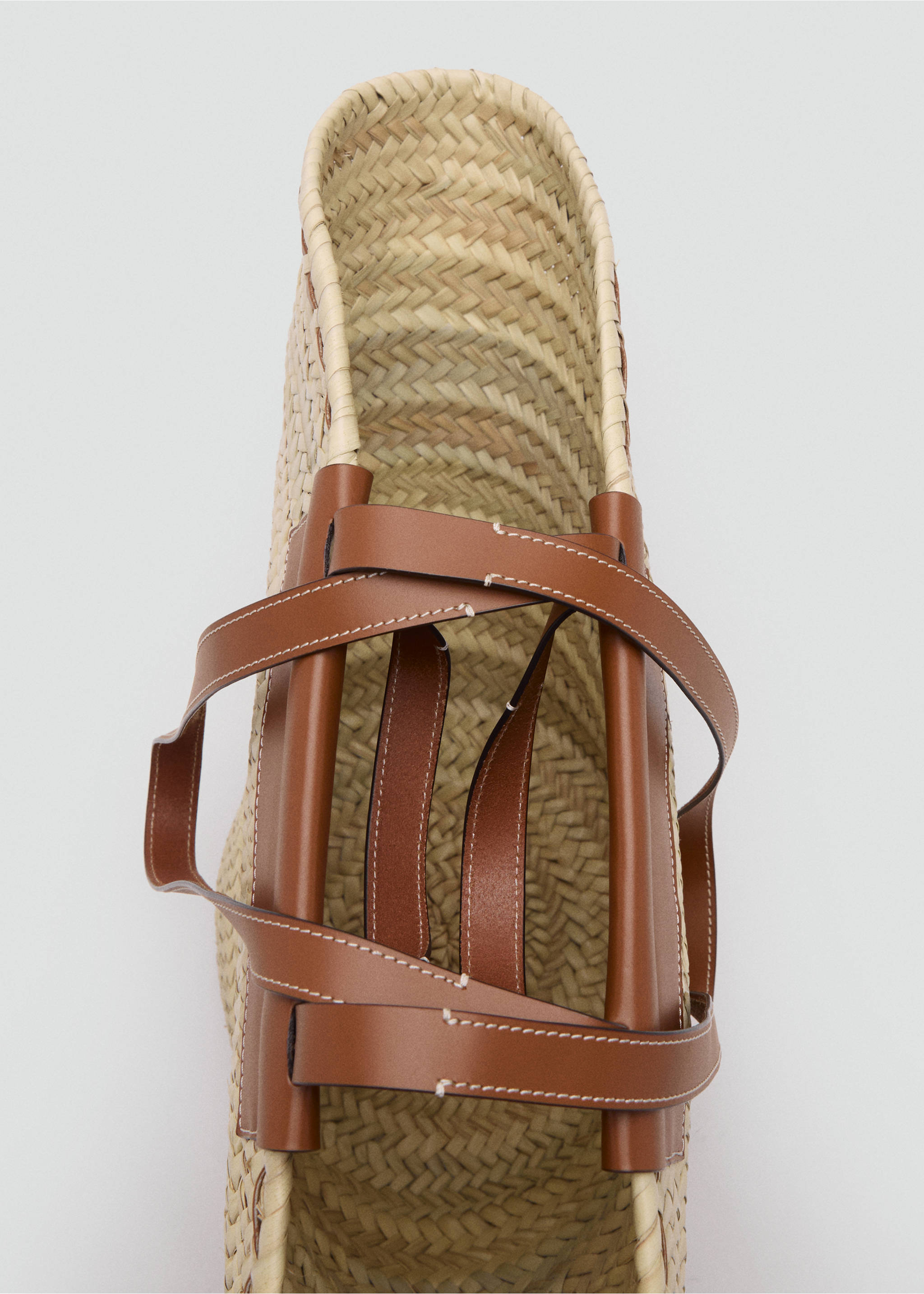 Large natural fibre basket with leather handle - Details of the article 1, Leather. Ref: 17051241-00.