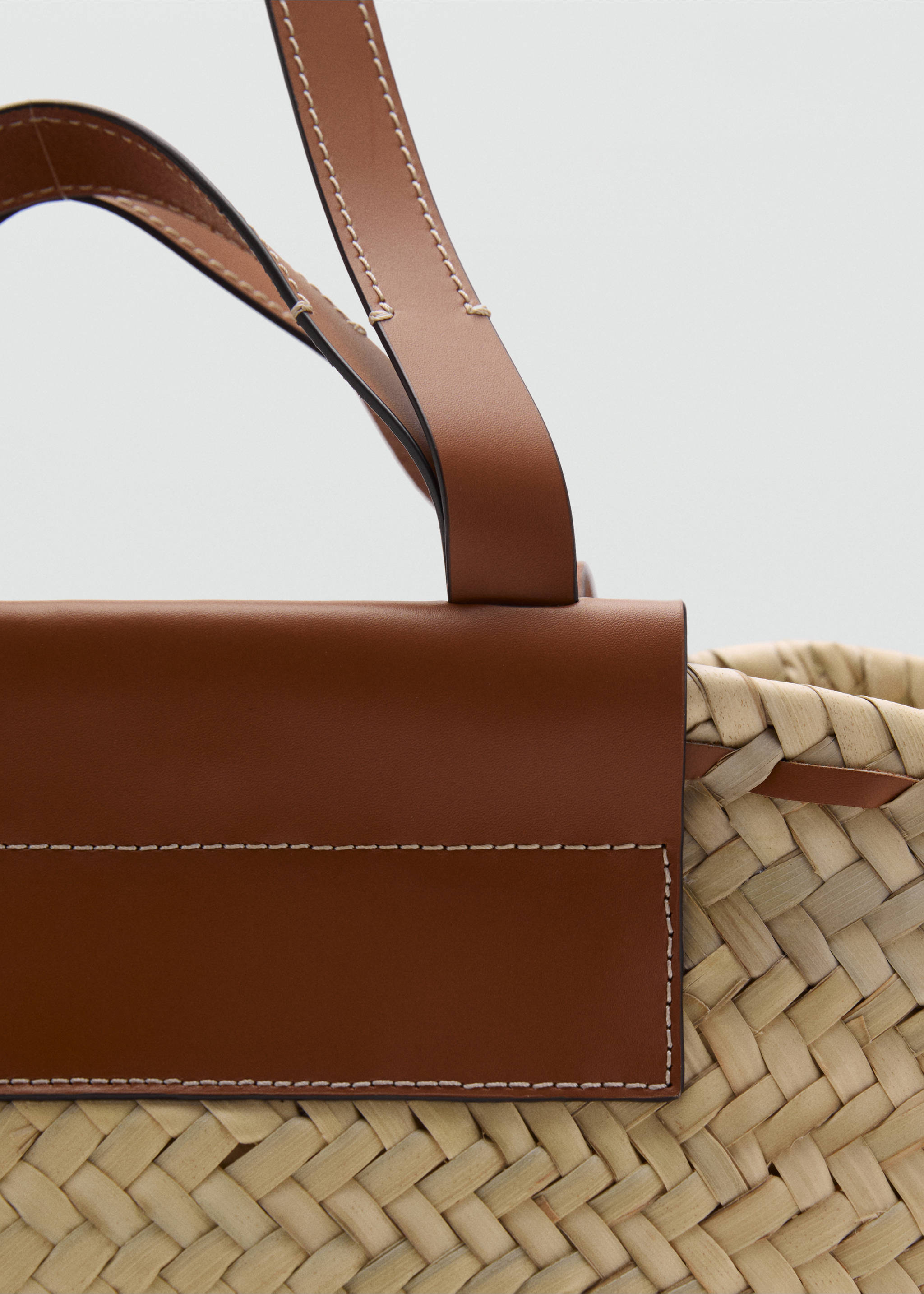 Large natural fibre basket with leather handle - Details of the article 2, Leather. Ref: 17051241-00.
