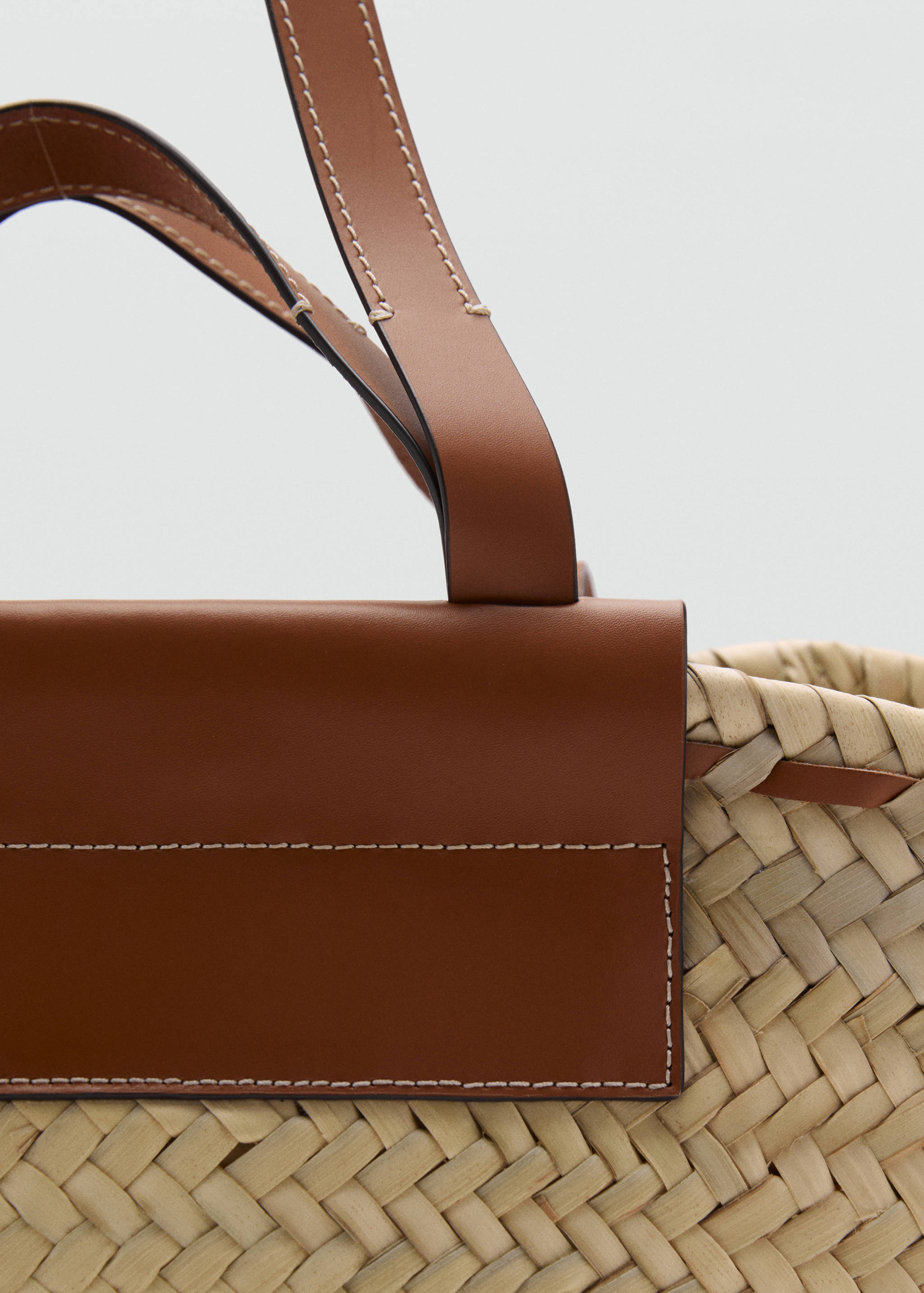 Large natural fibre basket with leather handle - Details of the article 2