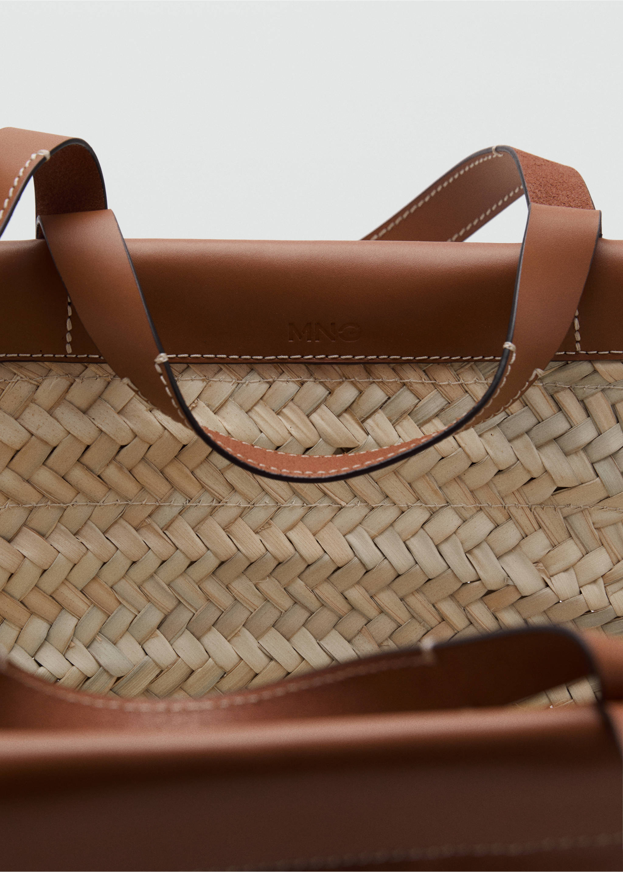 Large natural fibre basket with leather handle - Details of the article 3, Leather. Ref: 17051241-00.