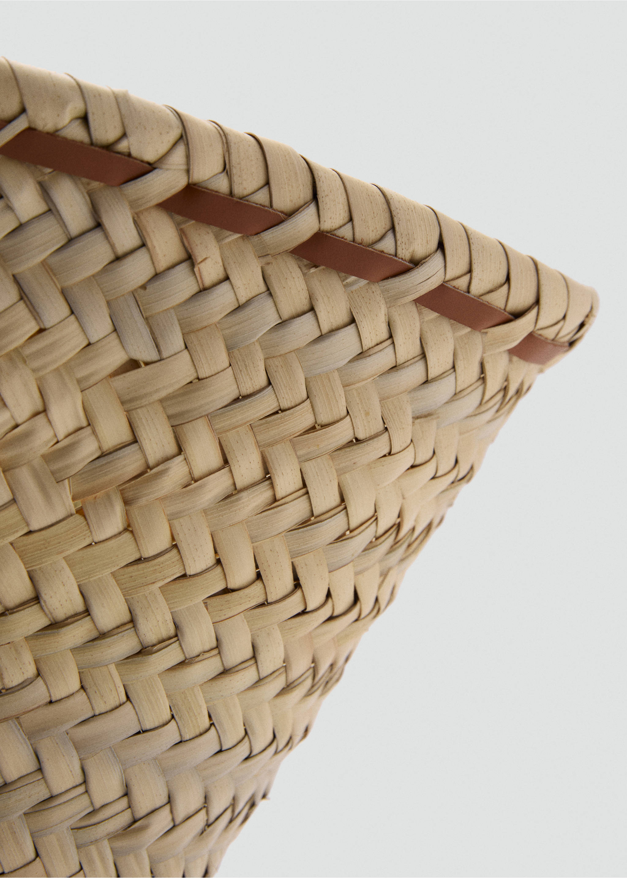 Large natural fibre basket with leather handle - Details of the article 4, Leather. Ref: 17051241-00.