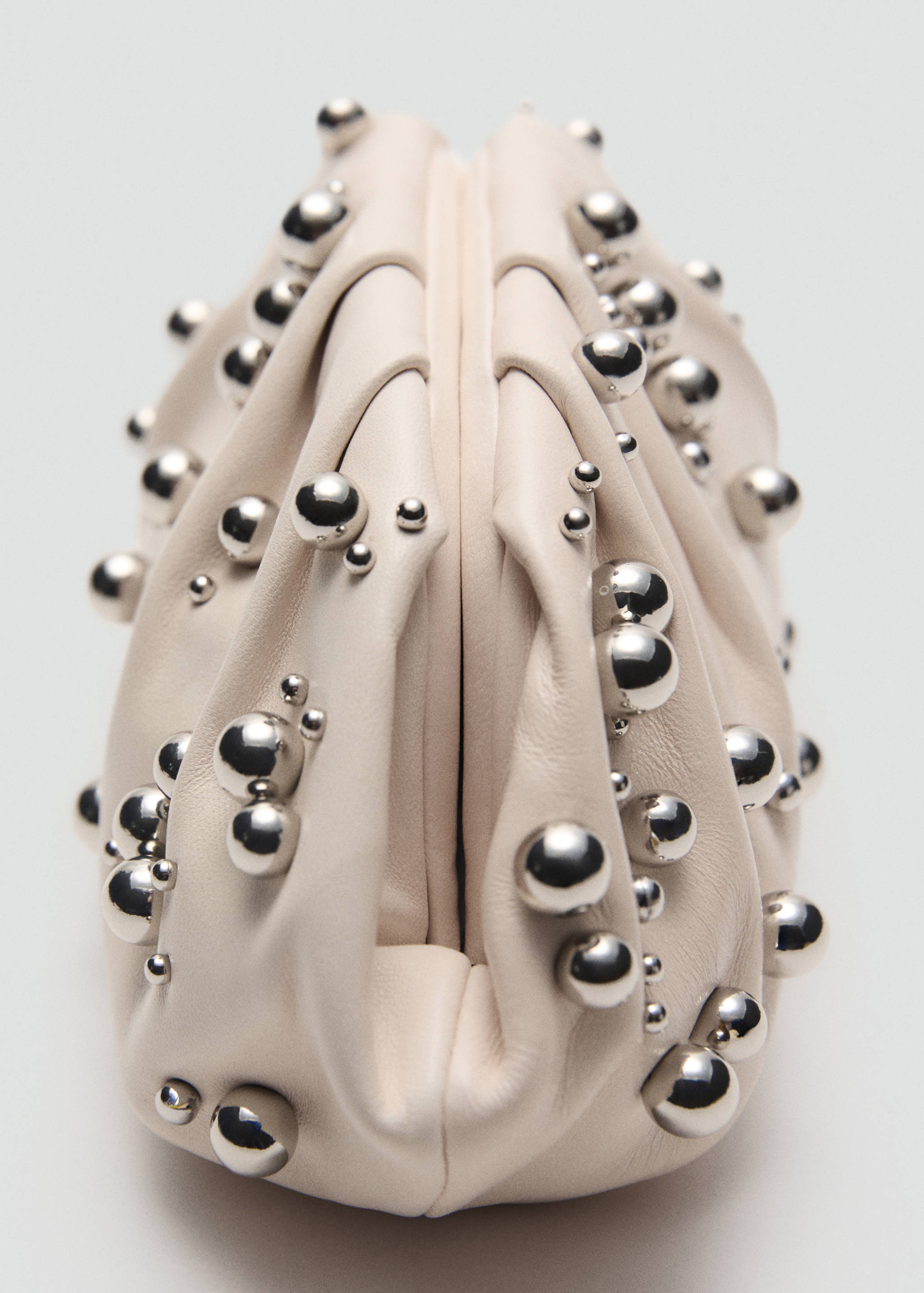 Handtasche aus Leder mit Kugeldetail - Detail des Artikels 1