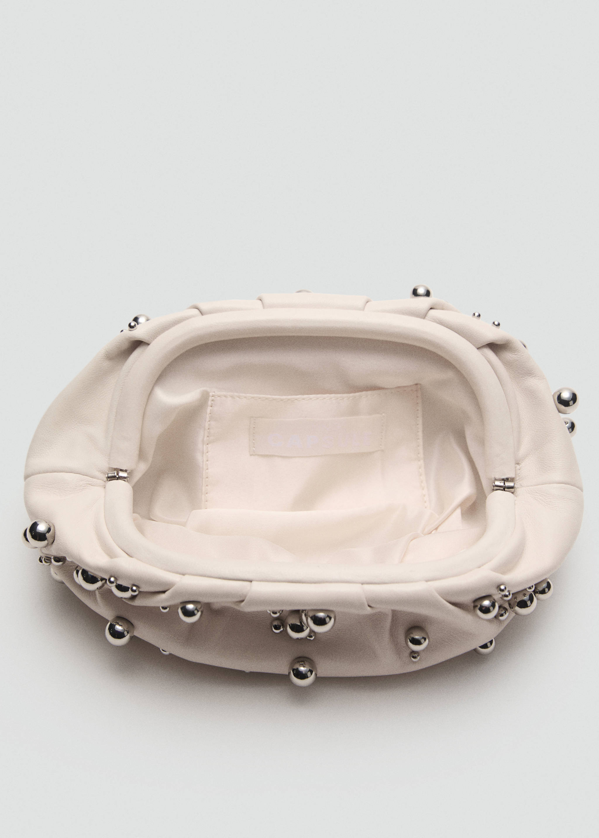 Handtasche aus Leder mit Kugeldetail - Detail des Artikels 2