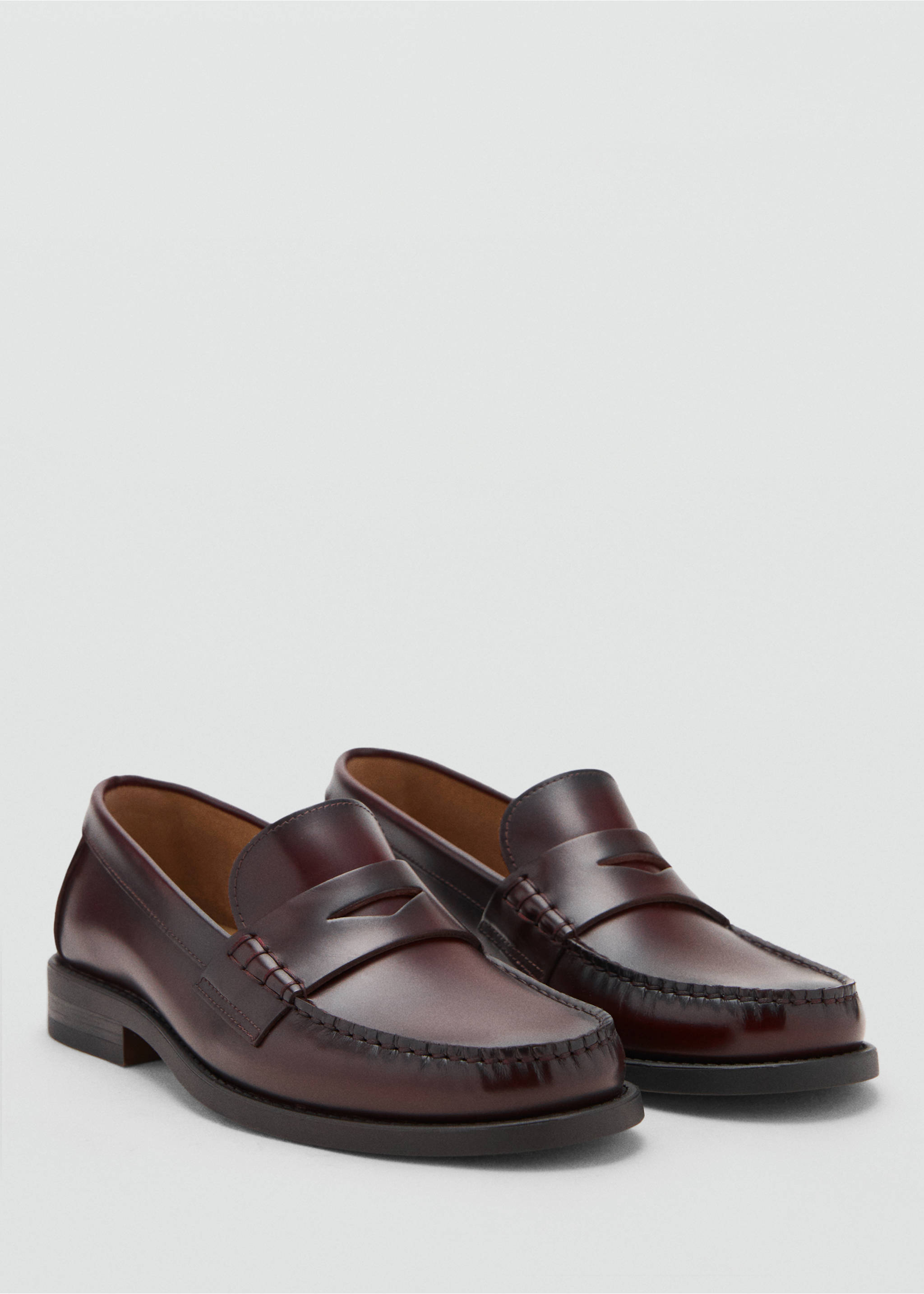 Aged-leather loafers - Medium plane, Burgundy. Ref: 17051257-00.