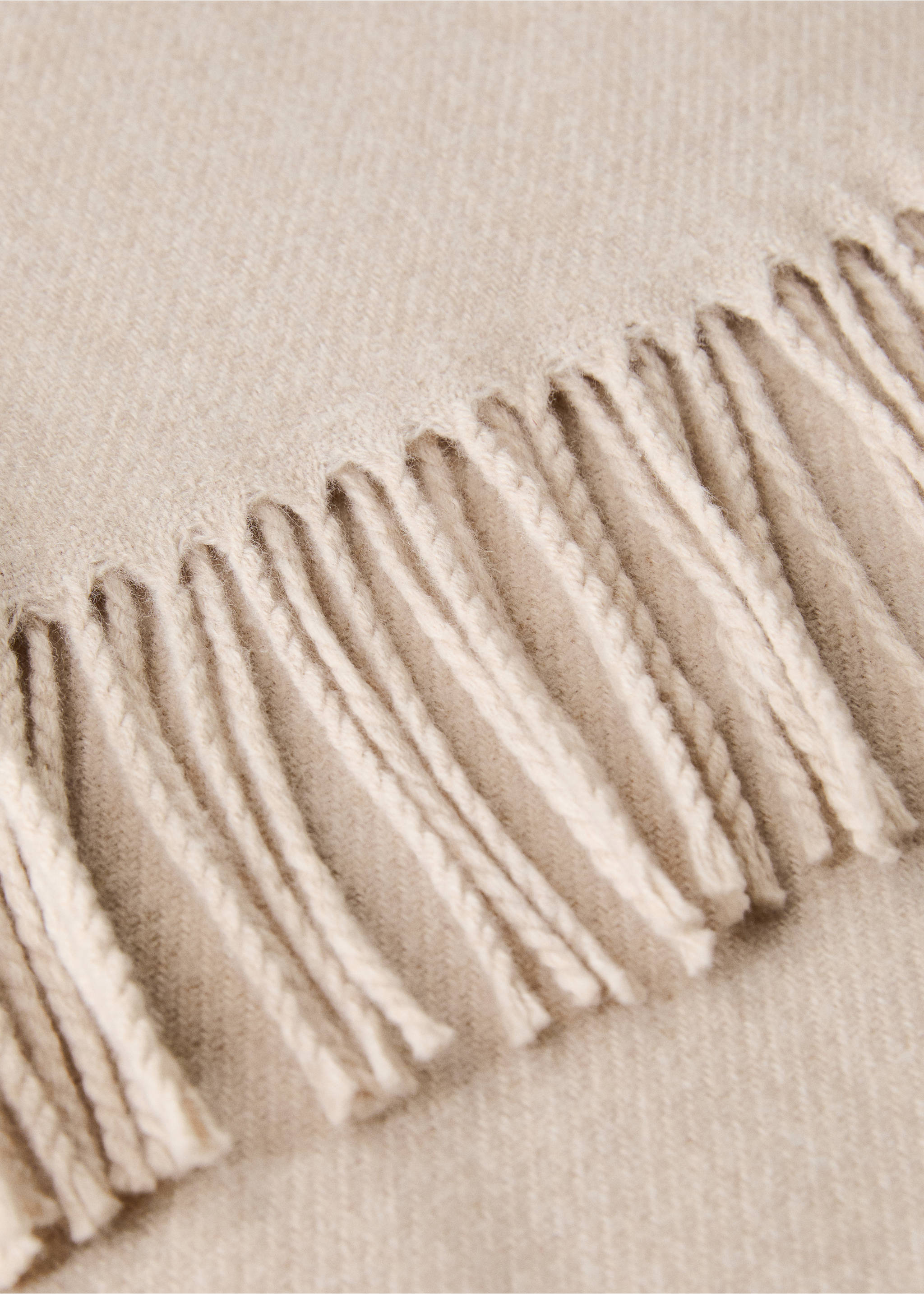 Wool-blend blanket with fringes - Details of the article 1, Sand. Ref: 17051271-00.