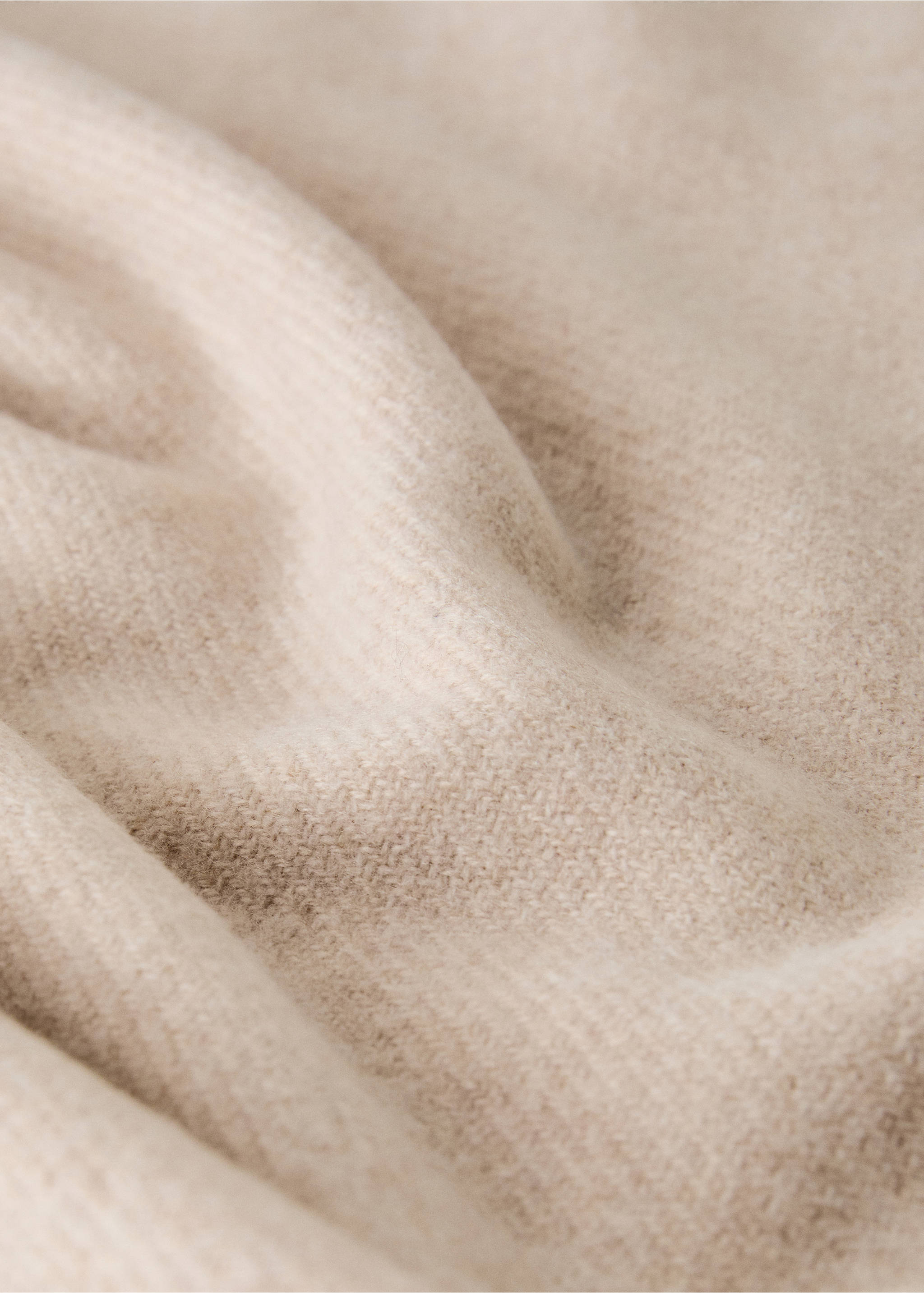 Wool-blend blanket with fringes - Details of the article 2, Sand. Ref: 17051271-00.