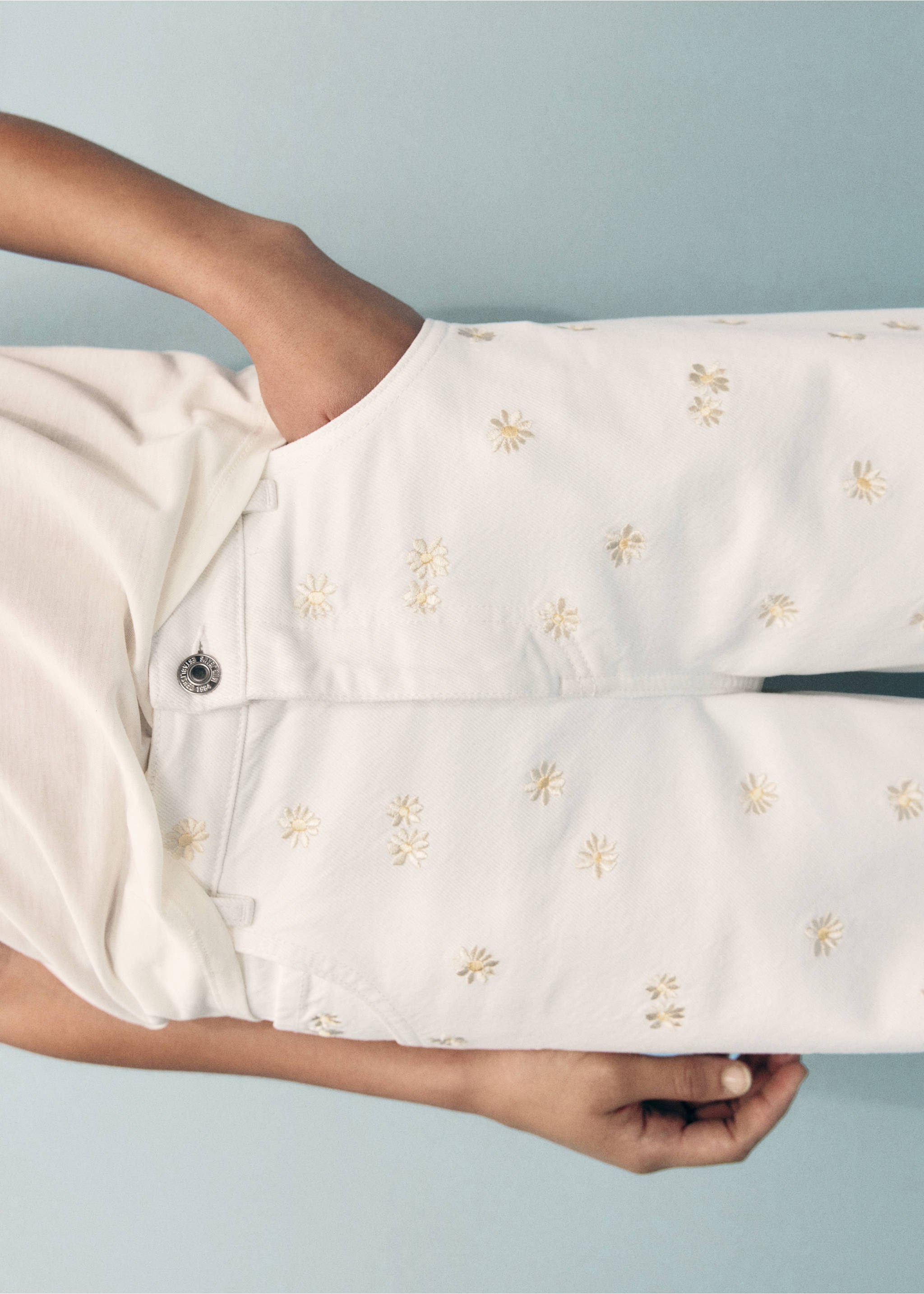 Flower-embroidered wide leg jeans - Details of the article 6, Off White. Ref: 17051287-00.
