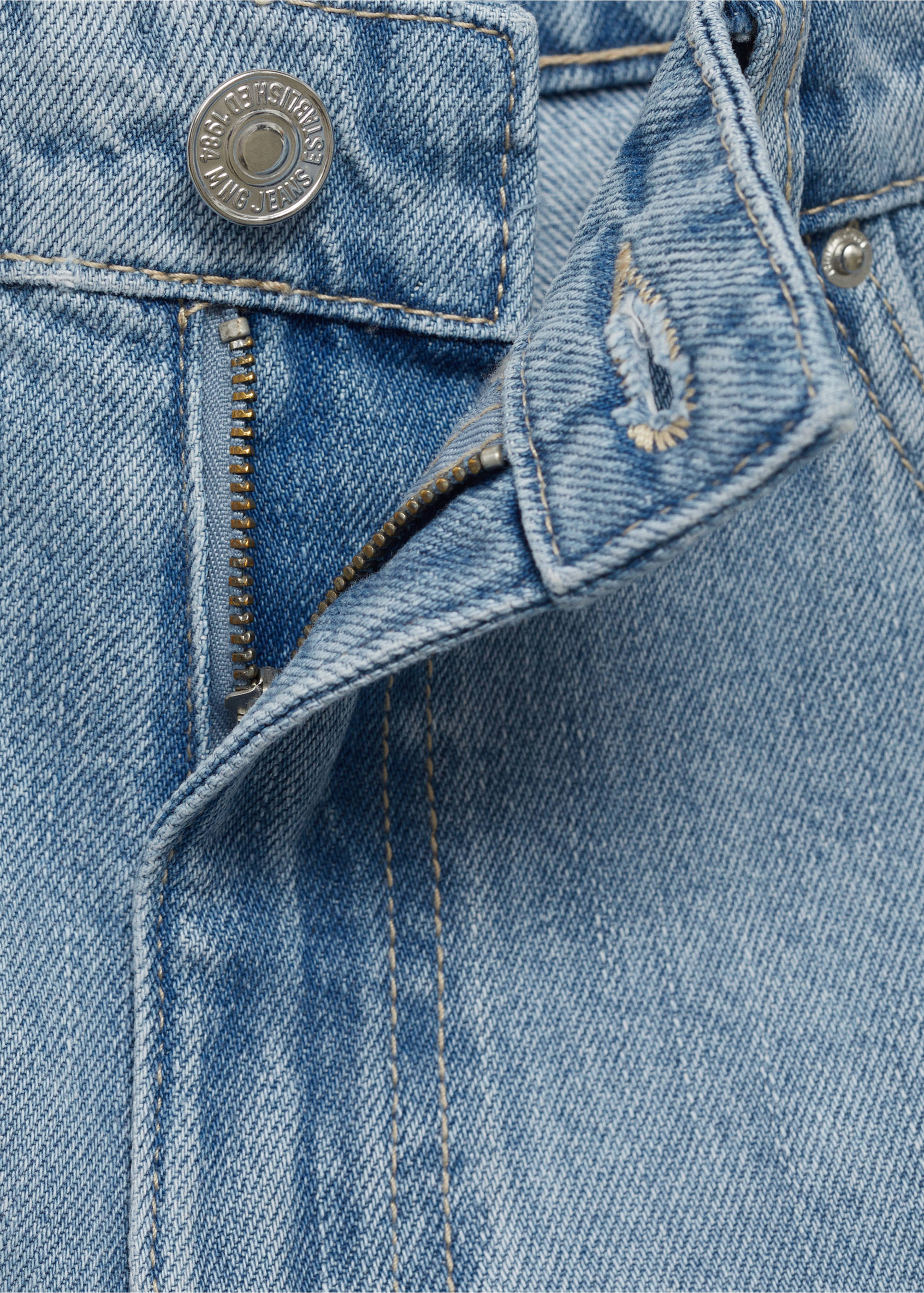 High-waisted straight-fit denim shorts - Details of the article 8, Light Blue. Ref: 17051514-00.