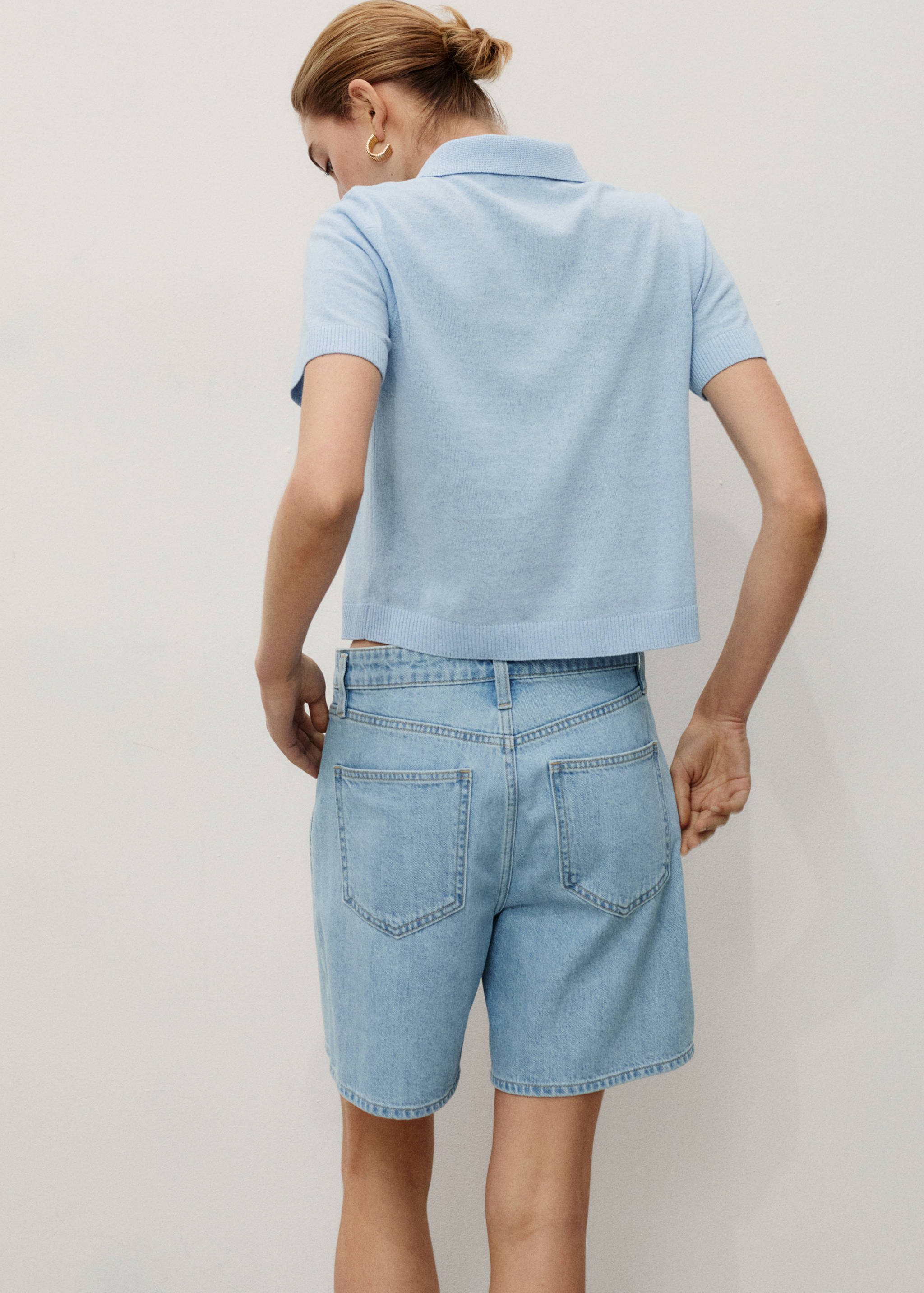 Mid-rise denim bermuda shorts with pleats - Reverse of the article