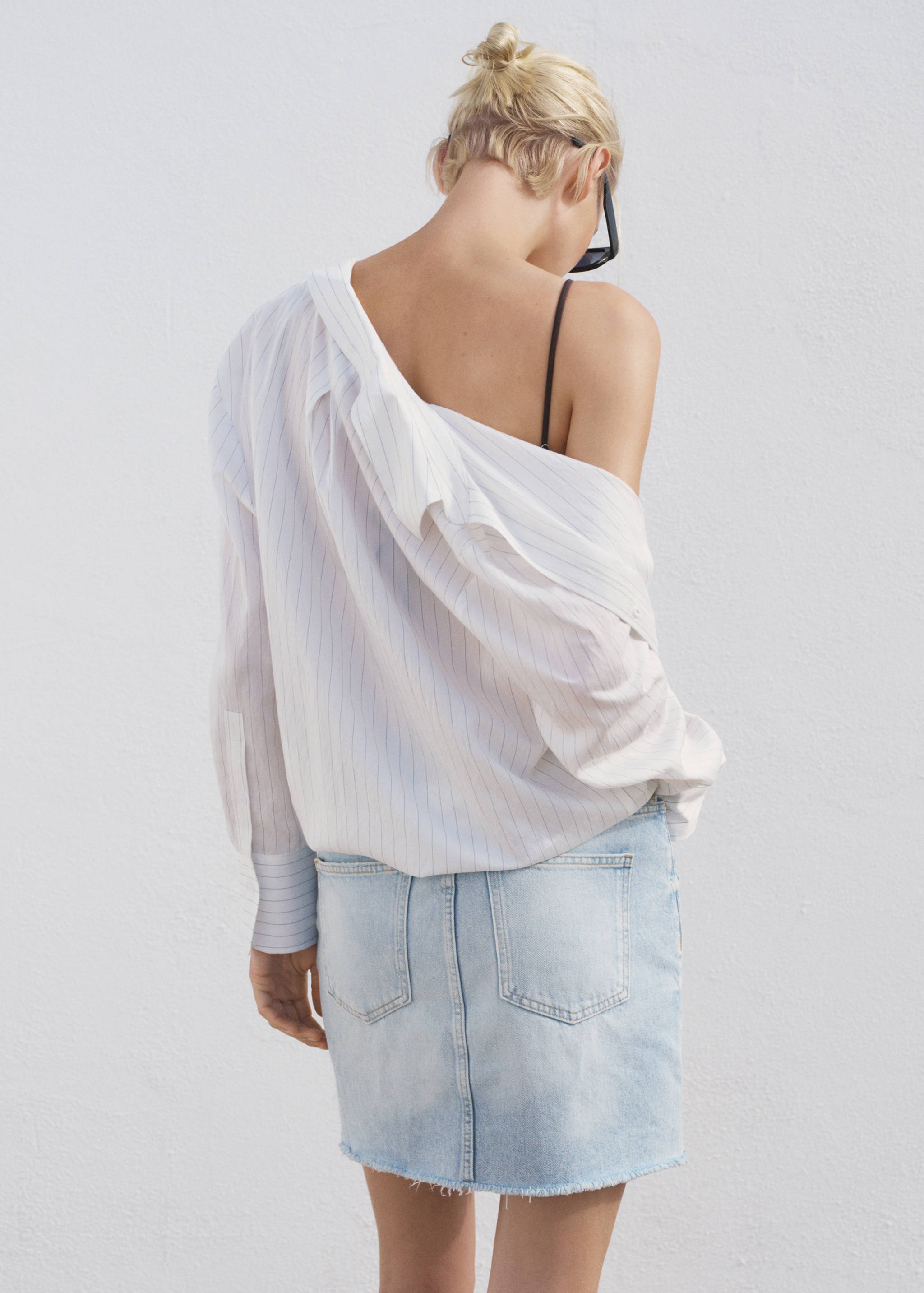 Denim skirt with frayed hem - Reverse of the article