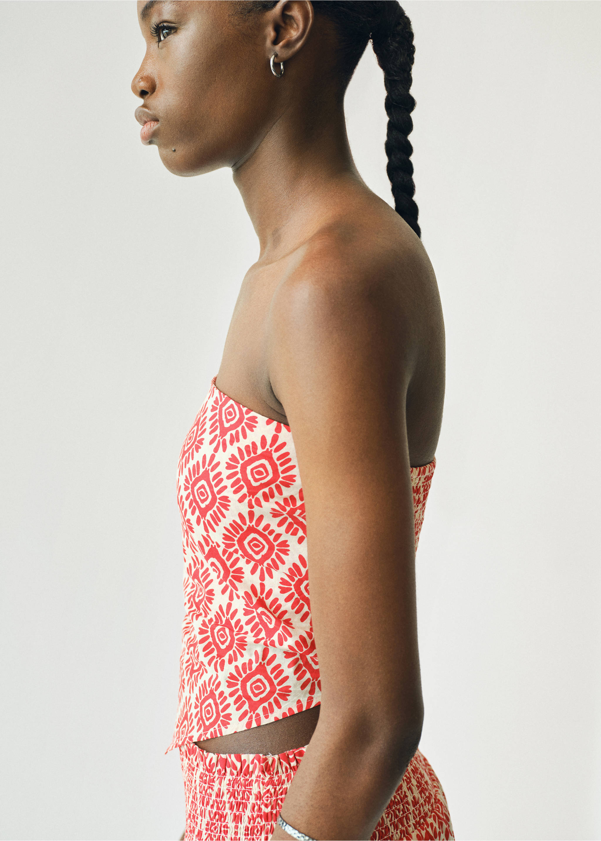 Printed V-neck top - Details of the article 2, Red. Ref: 17052533-00.