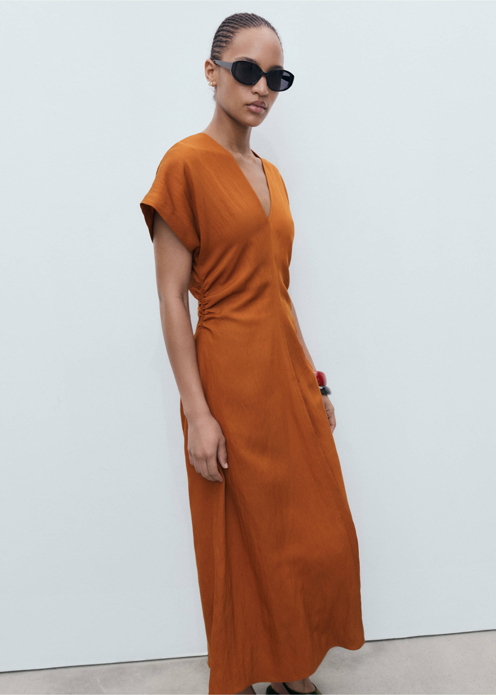 Midi-dress with gathered sides - Details of the article 2, Brown. Ref: 17052916-00.