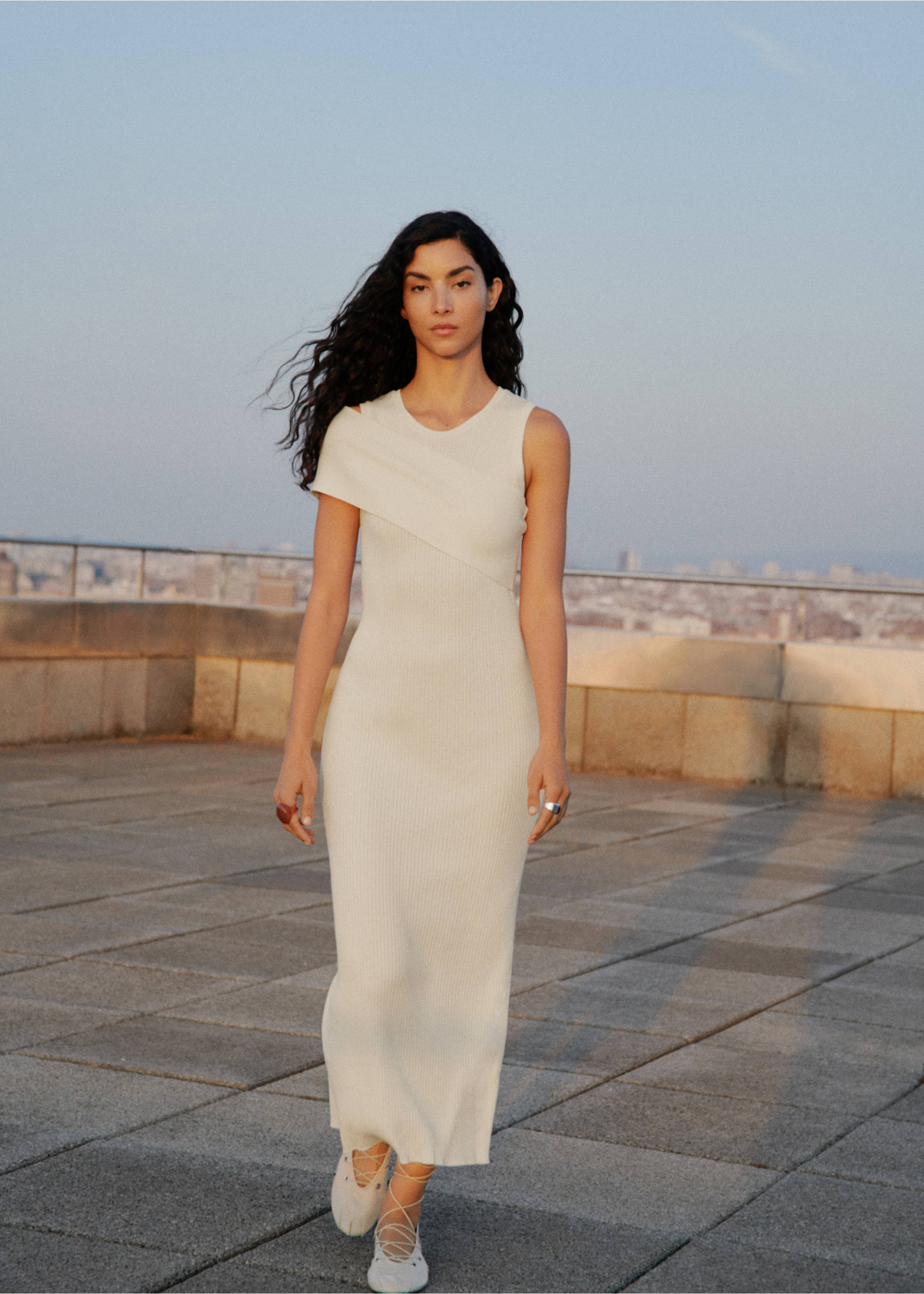 Ribbed dress with asymmetrical sleeves - General plane, White. Ref: 17052926-00.