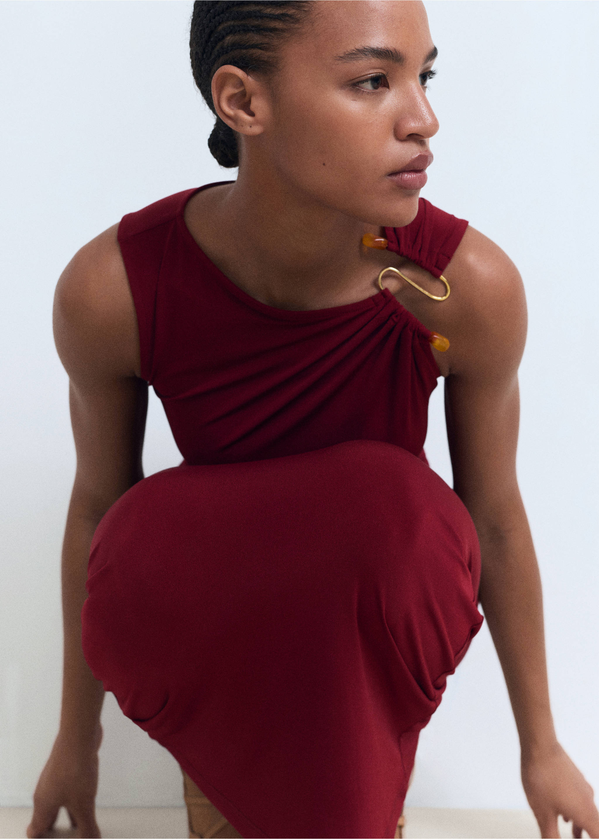 Draped dress with jewel detail - Details of the article 2, Burgundy. Ref: 17052928-00.