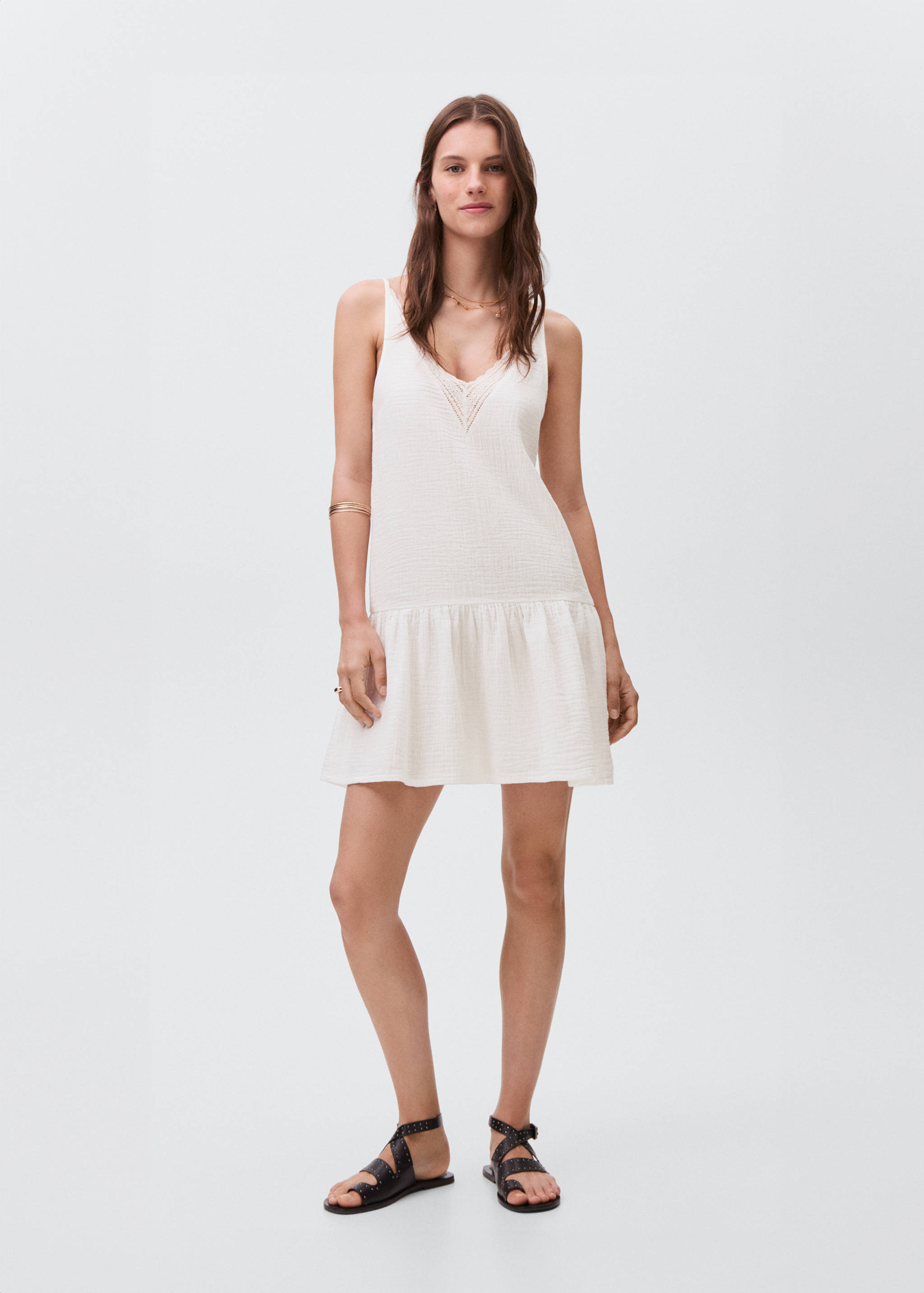 Dress with lace flounces - General plane
