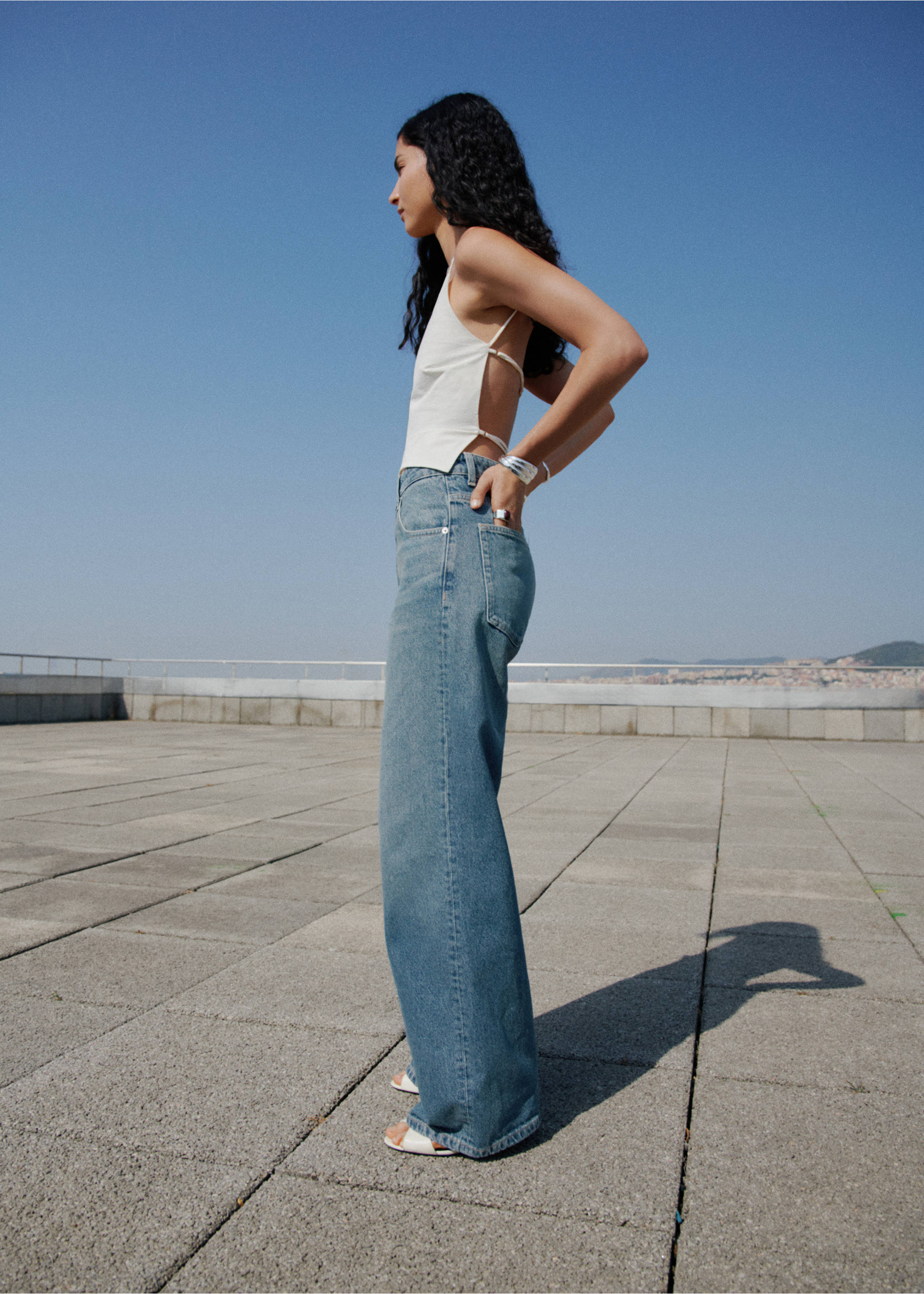 Gerade Jeans mit mittlerem Bund - Mittlere Ansicht, Mittelblau. Ref: 17053320-00.