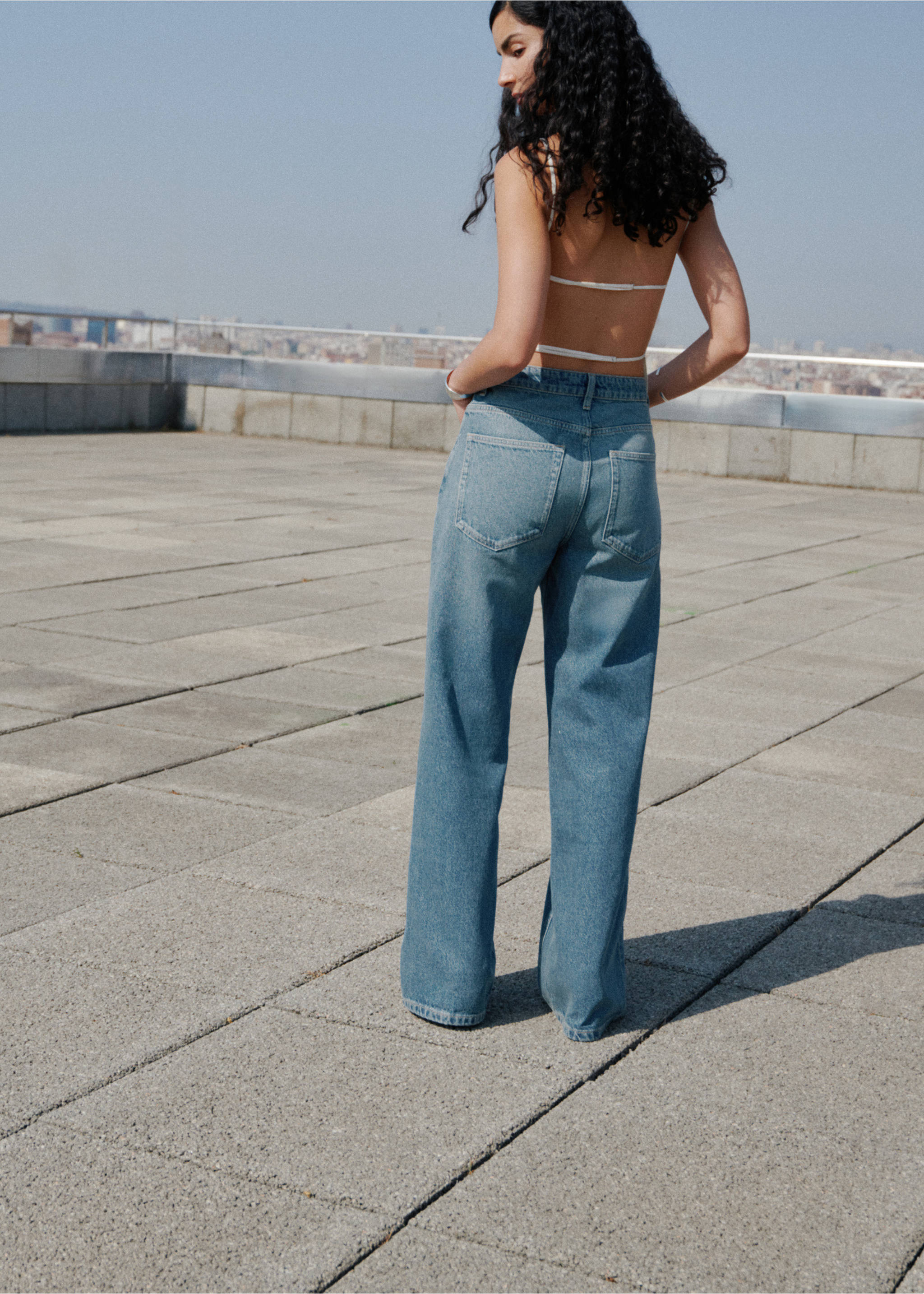 Gerade Jeans mit mittlerem Bund - Rückseite des Artikels, Mittelblau. Ref: 17053320-00.
