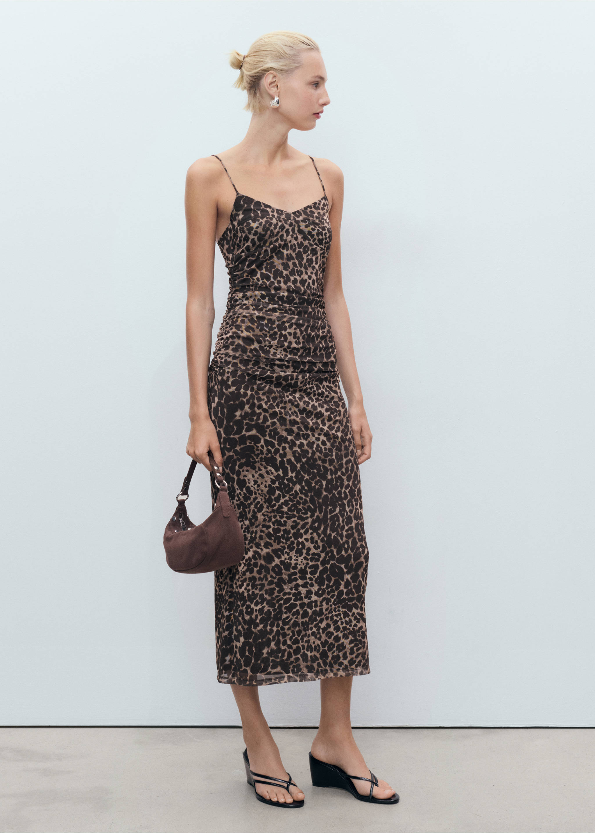 Vestido midi fruncido leopardo - Plano general, Marrón. Ref: 17053331-00.