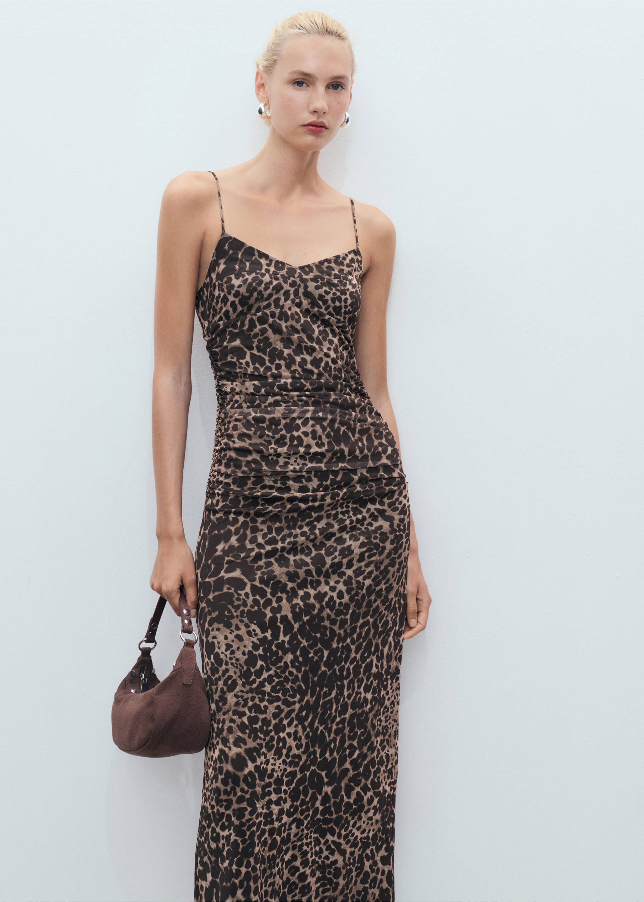 Vestido midi fruncido leopardo - Plano medio, Marrón. Ref: 17053331-00.
