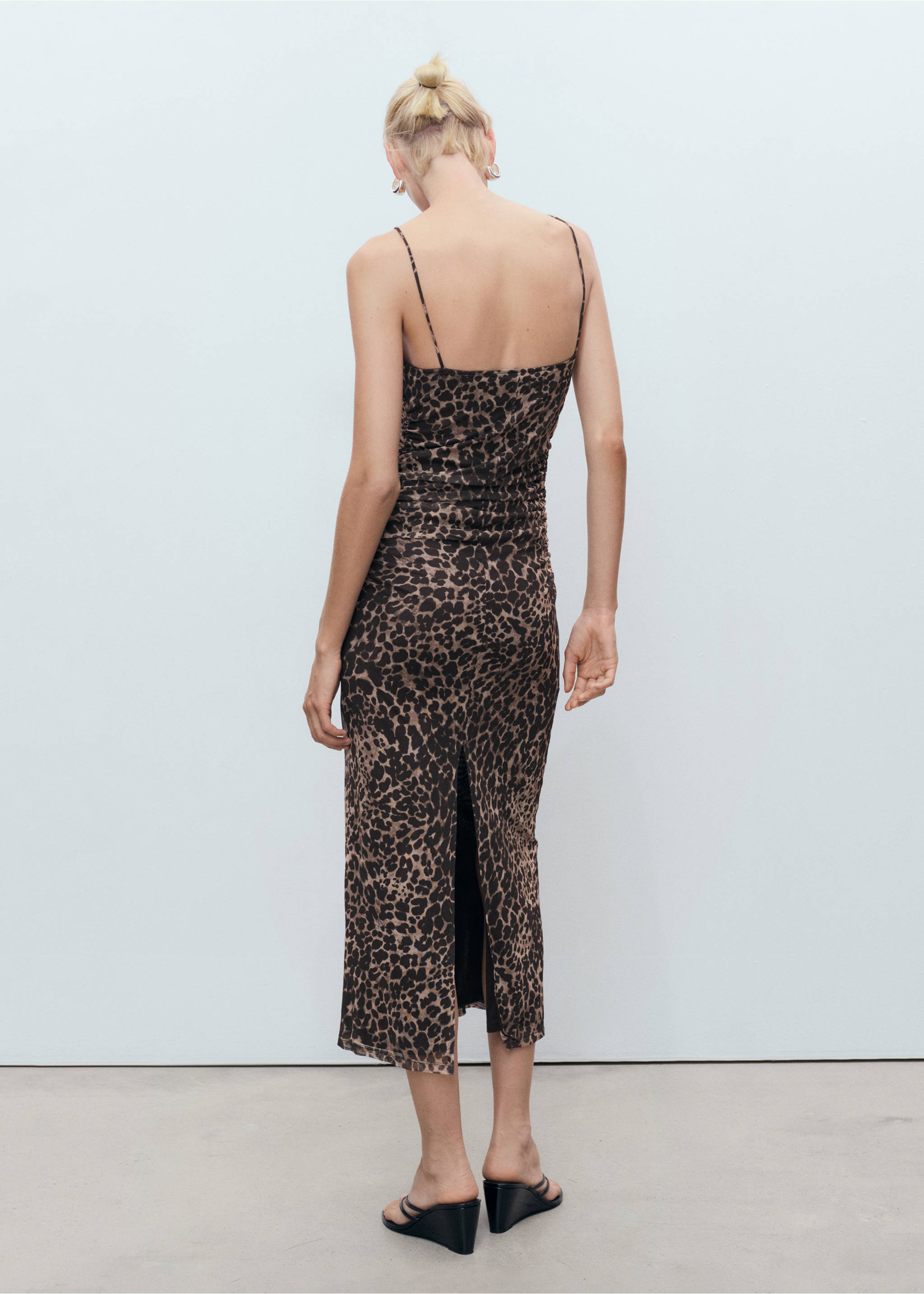 Vestido midi fruncido leopardo - Reverso del artículo, Marrón. Ref: 17053331-00.