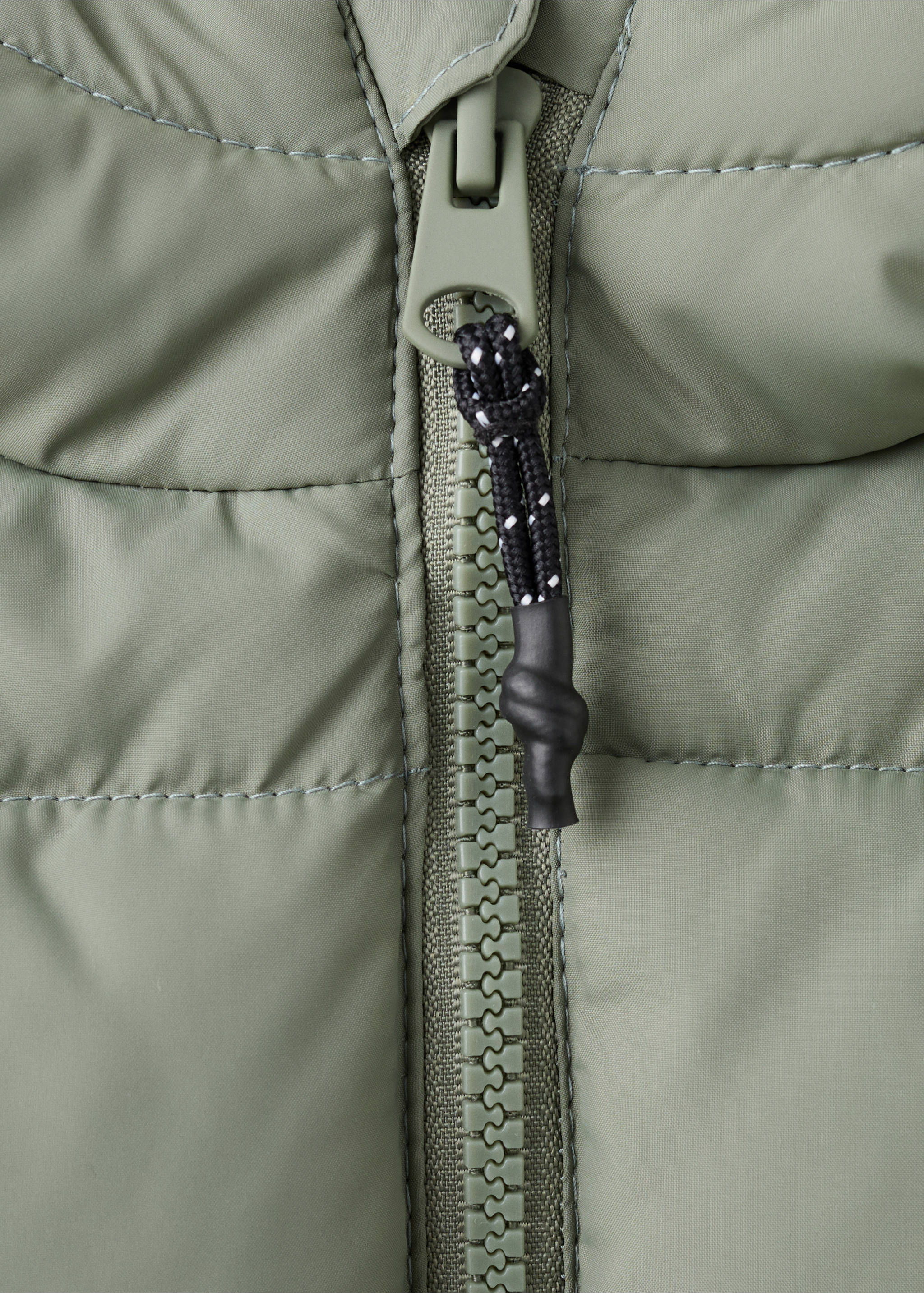Lange gewatteerde anorak met capuchon - Detail van het artikel 8, Pastelgroen. Ref: 17053791-00.