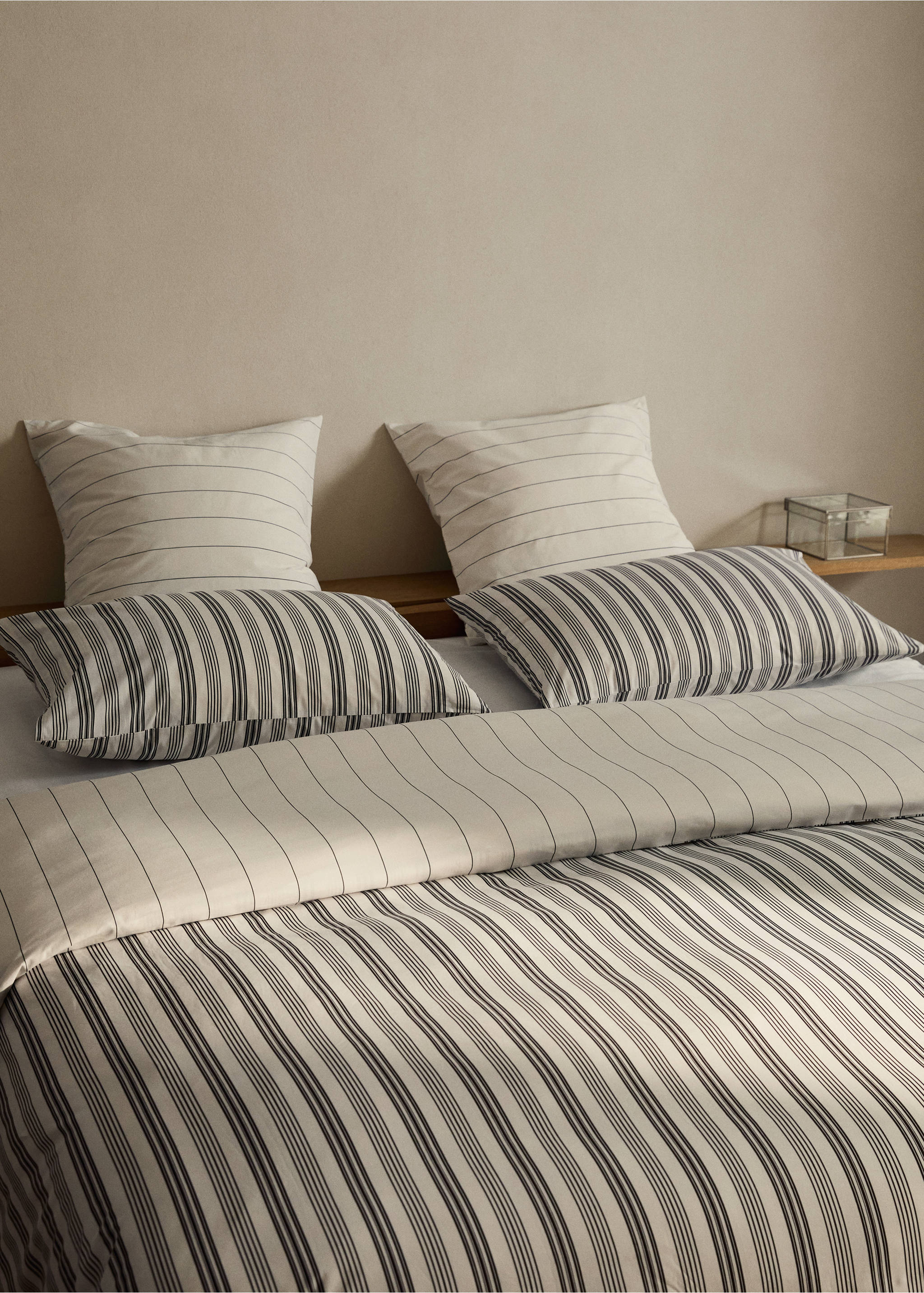 Reversible striped cotton duvet cover for 180/200 cm bed - Details of the article 7, Off White. Ref: 17053813-00.