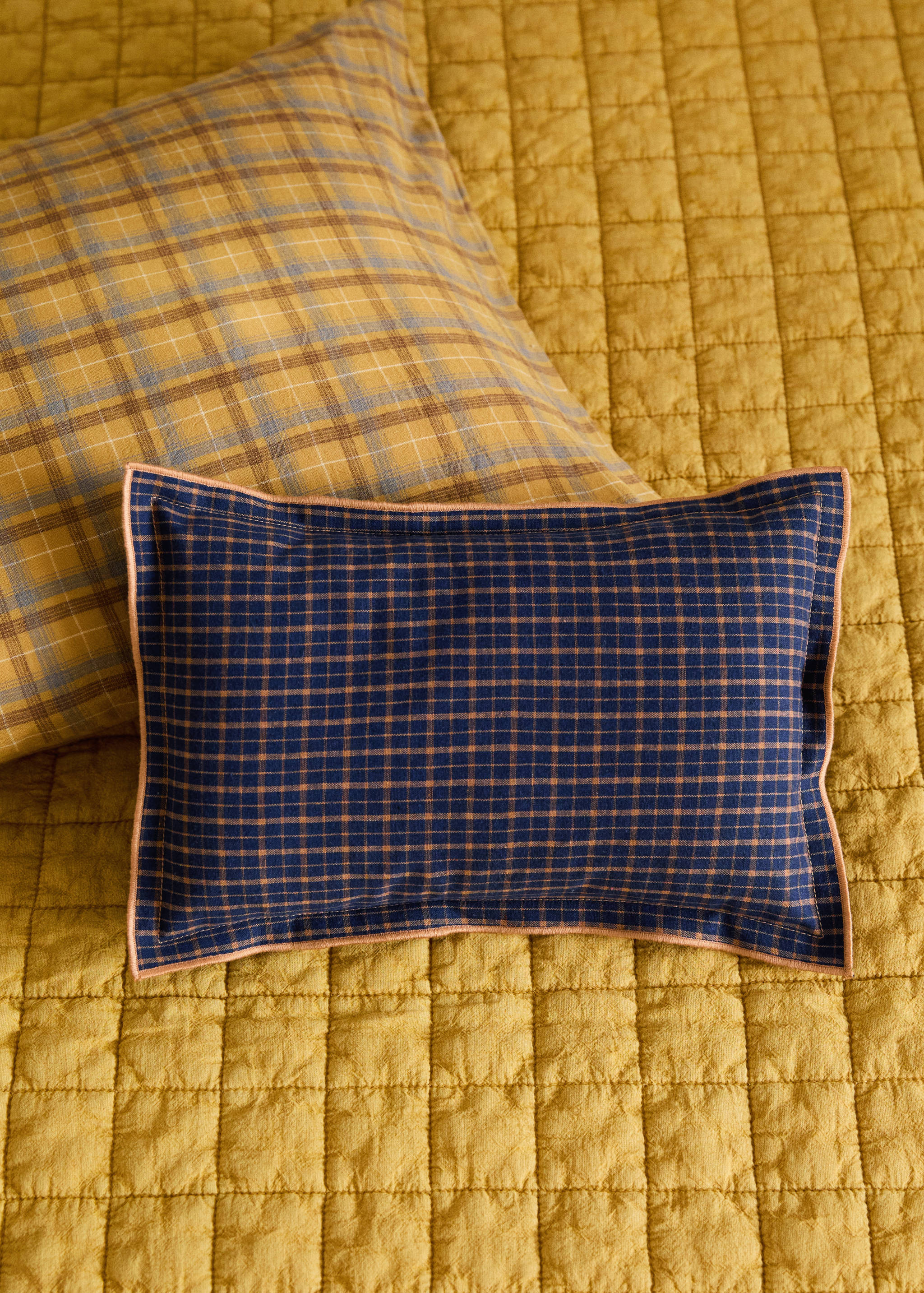 Children's cushion cover with check pattern and overlock stitching 20x30 cm - General plane