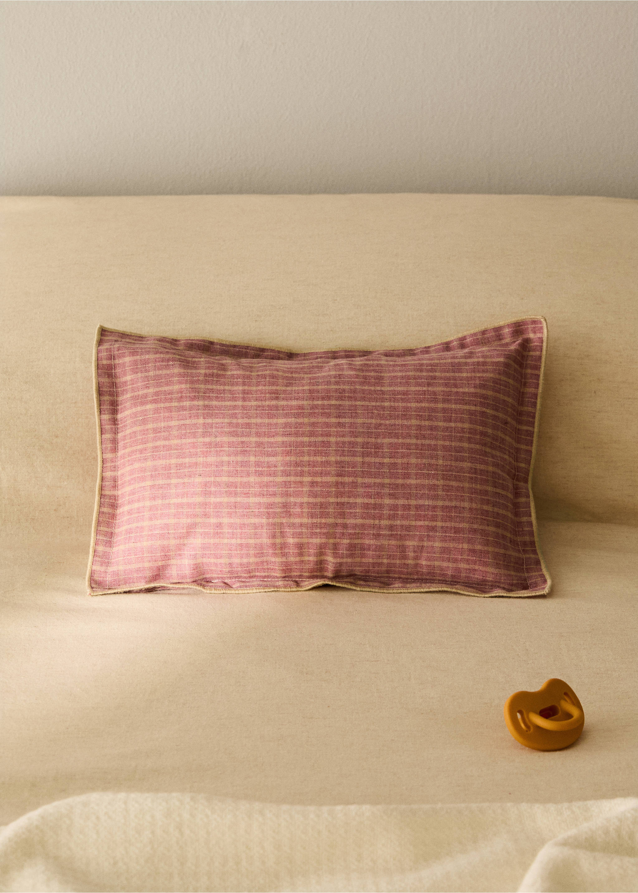 Children's cushion cover with check pattern and overlock stitching 20x30 cm - General plane, Medium Pink. Ref: 17053824-00.