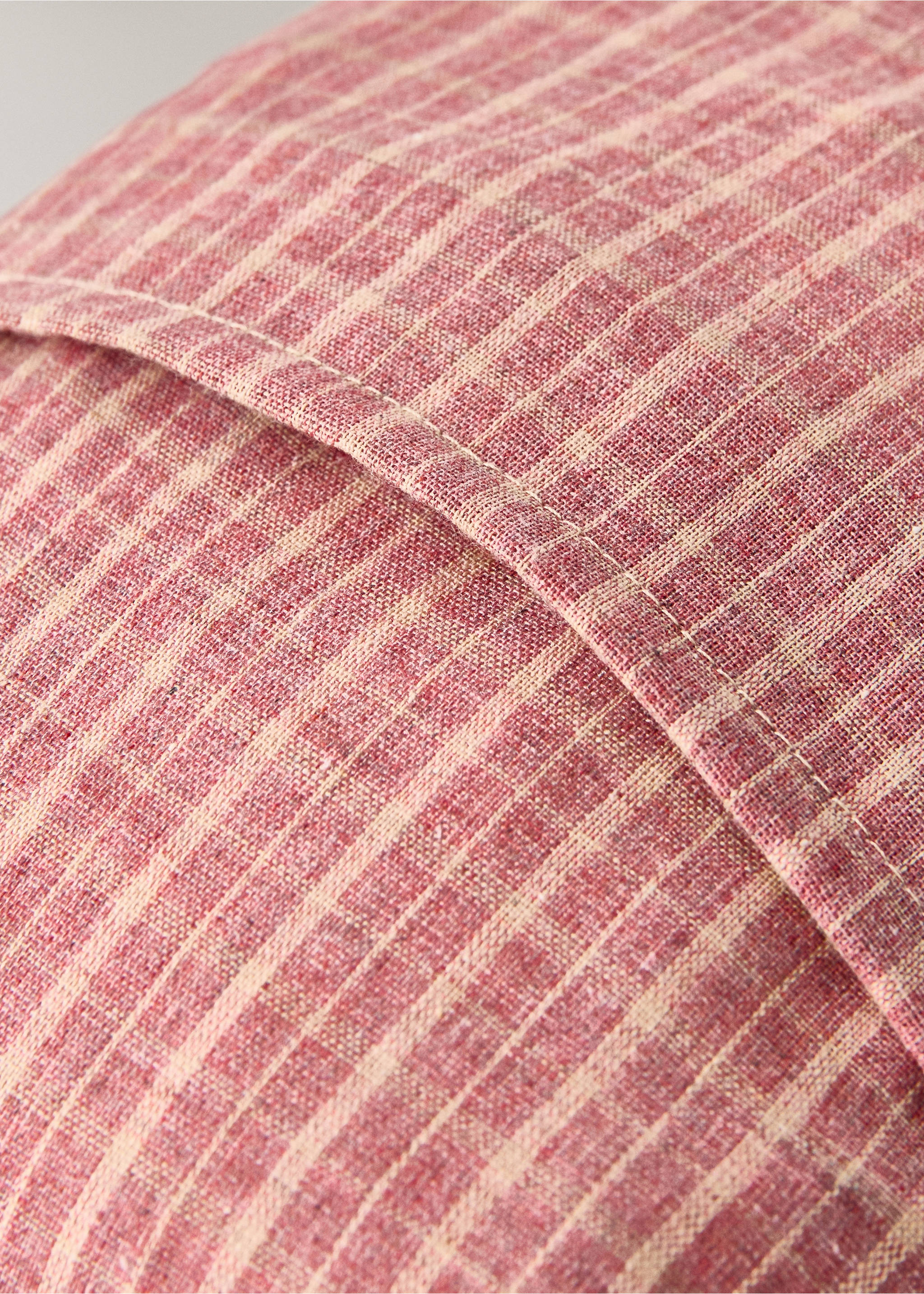 Children's cushion cover with check pattern and overlock stitching 20x30 cm - Details of the article 2, Medium Pink. Ref: 17053824-00.