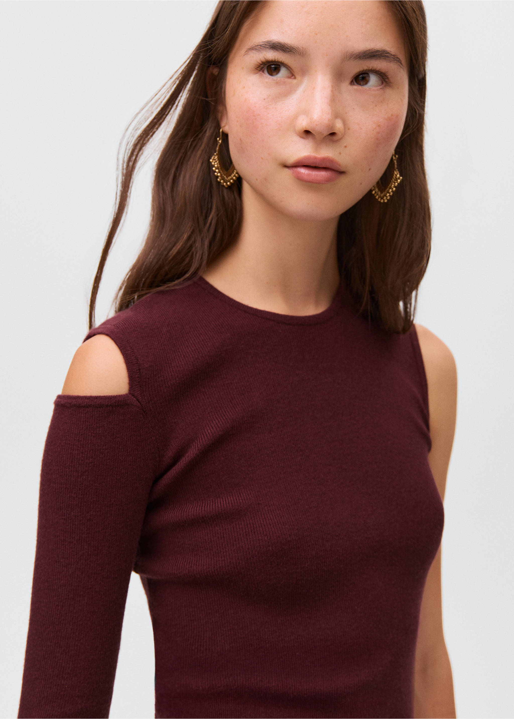 Asymmetrical t-shirt with cut-out - Details of the article 1, Maroon. Ref: 17054074-00.
