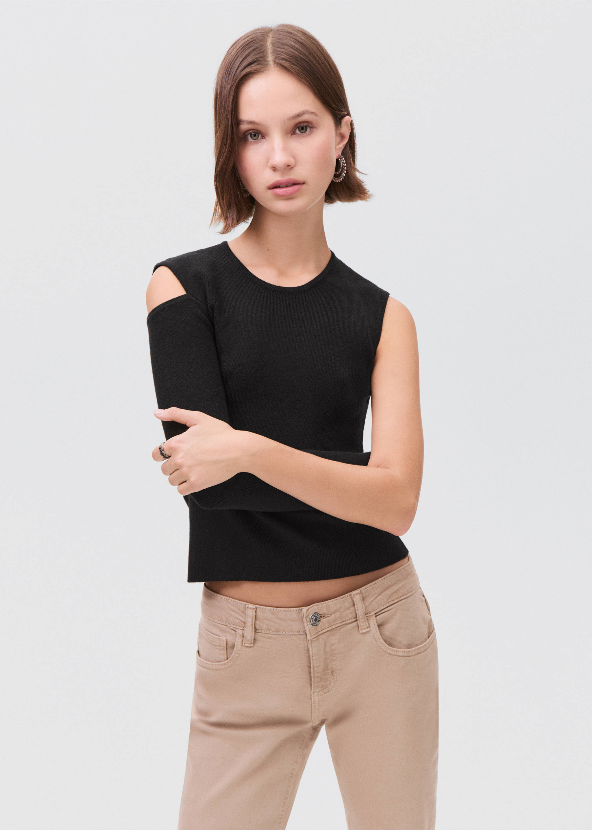 Asymmetrical t-shirt with cut-out - Medium plane, Black. Ref: 17054074-00.