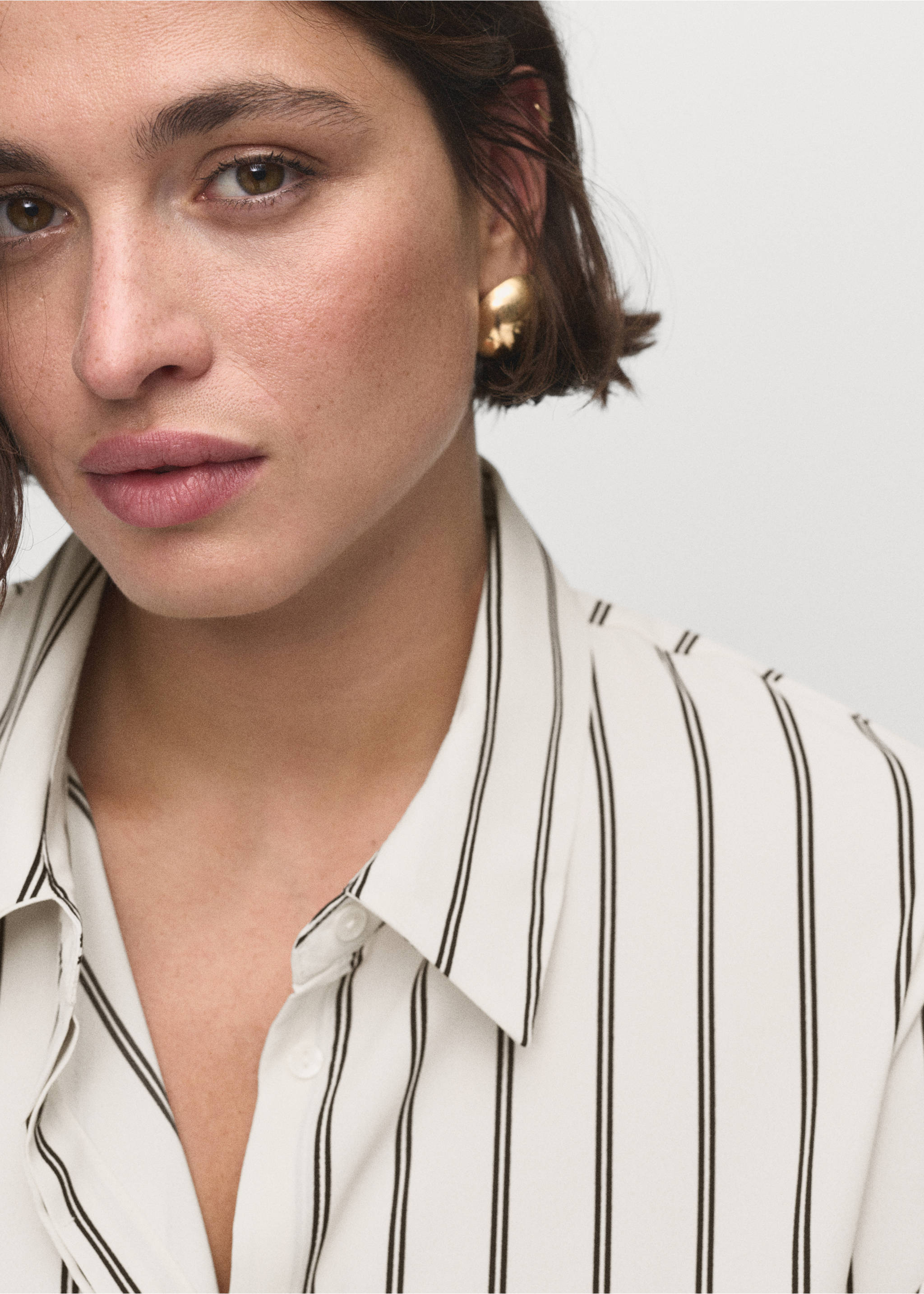 Fluid long-sleeved blouse - Details of the article 4, Ecru. Ref: 17054079-00.