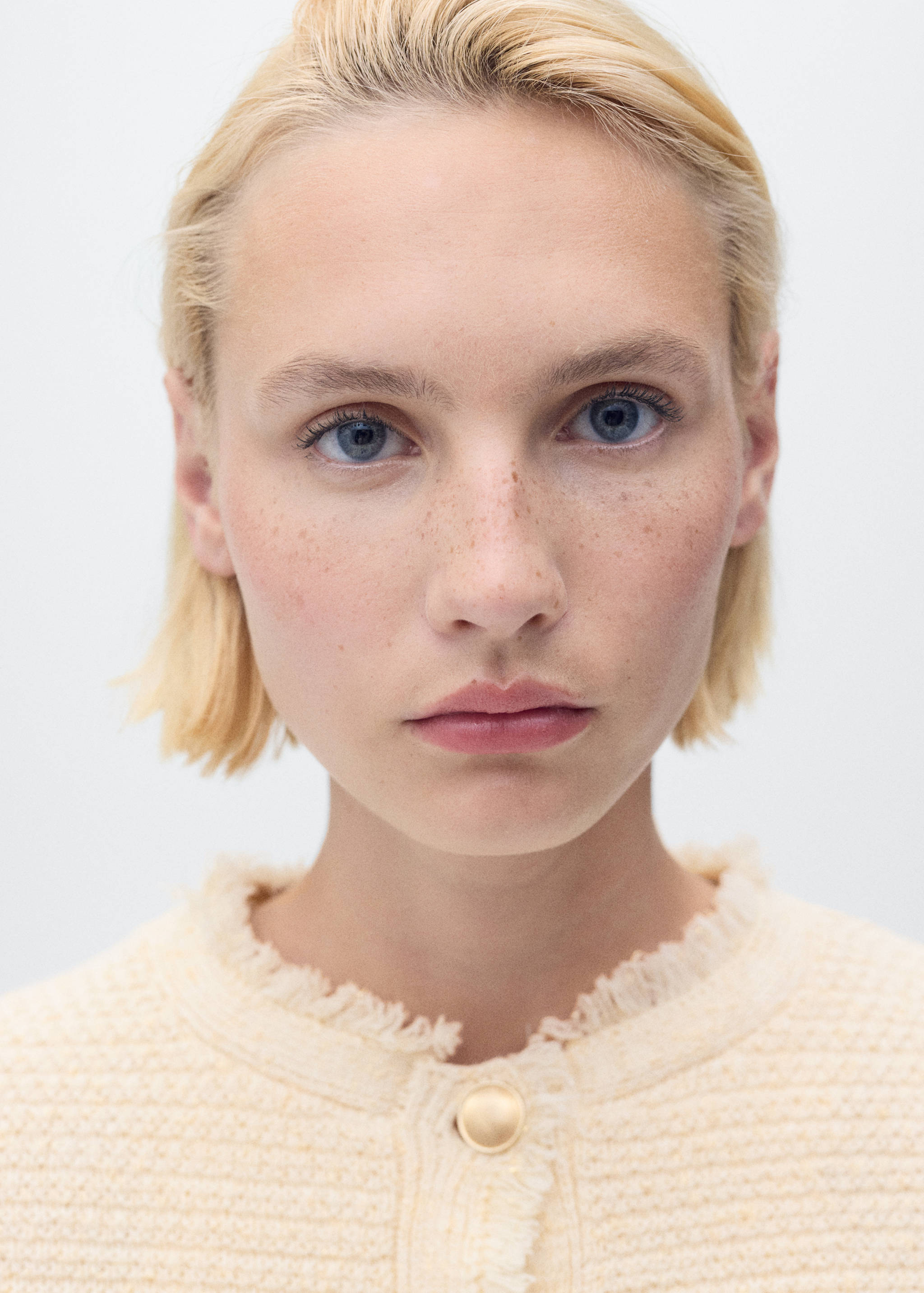 Knitted cardigan with frayed ends - Details of the article 1