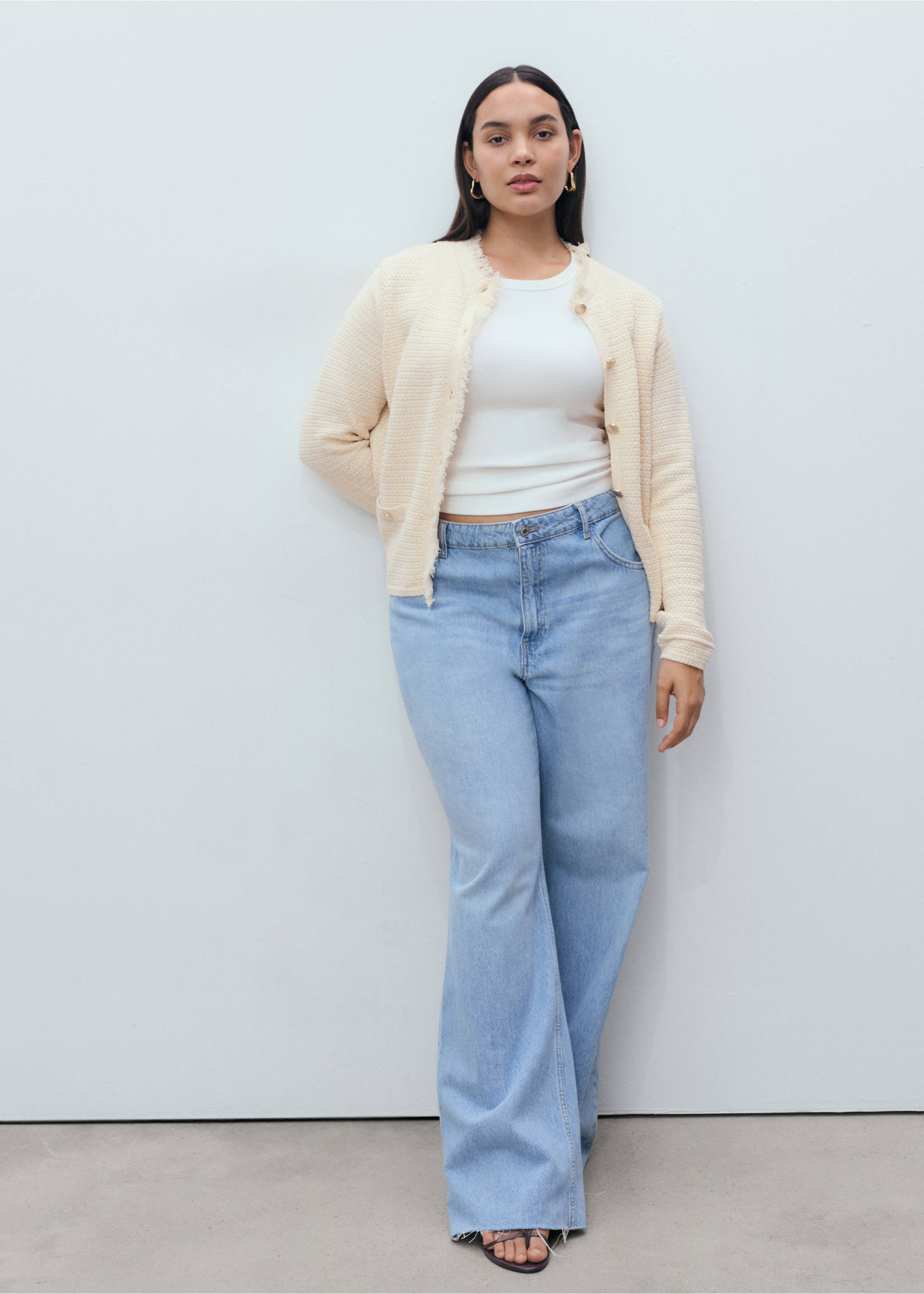 Knitted cardigan with frayed ends - Details of the article 3, Ecru. Ref: 17054083-00.