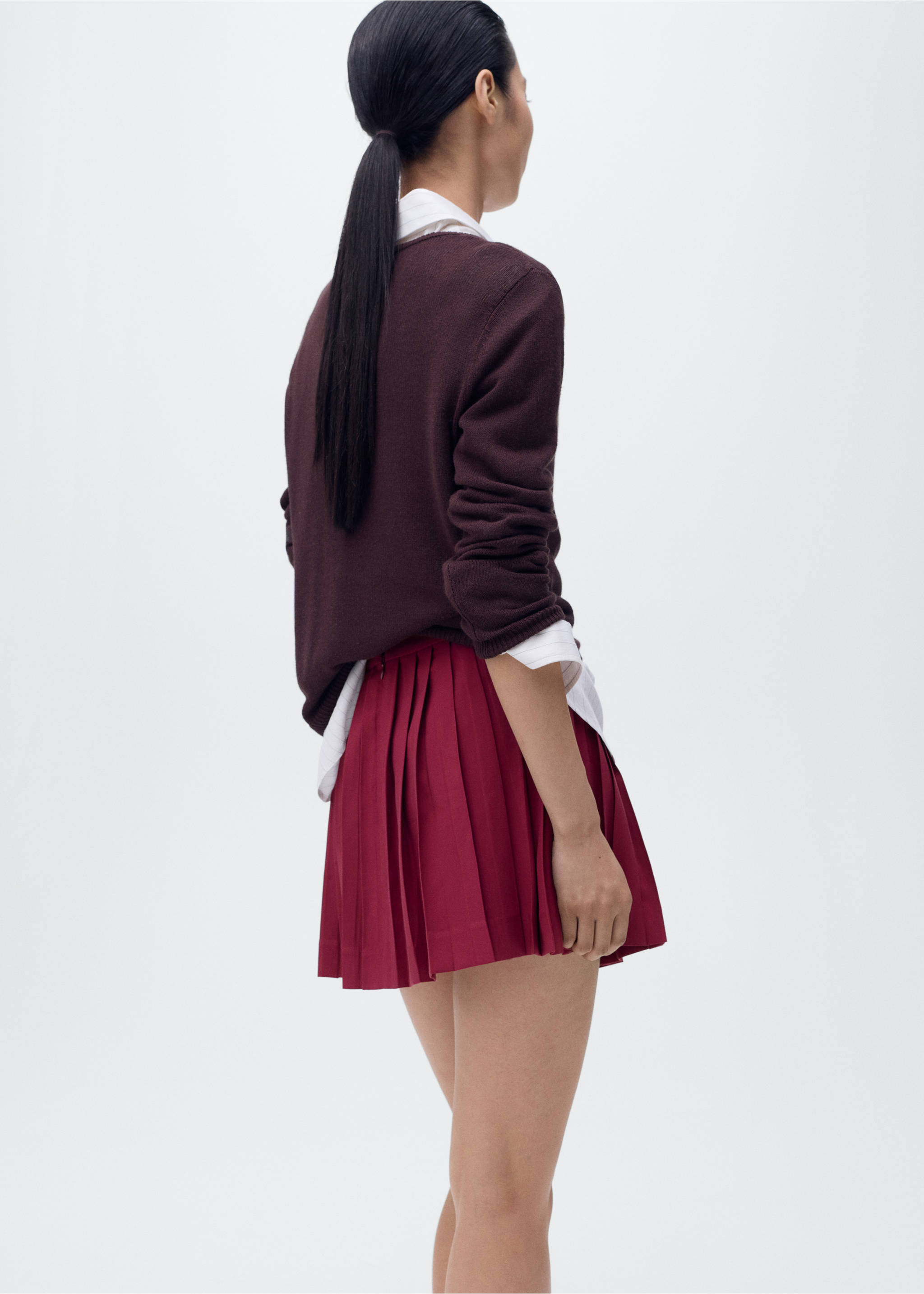 Pleated skirt with buckles - Reverse of the article, Maroon. Ref: 17054090-00.
