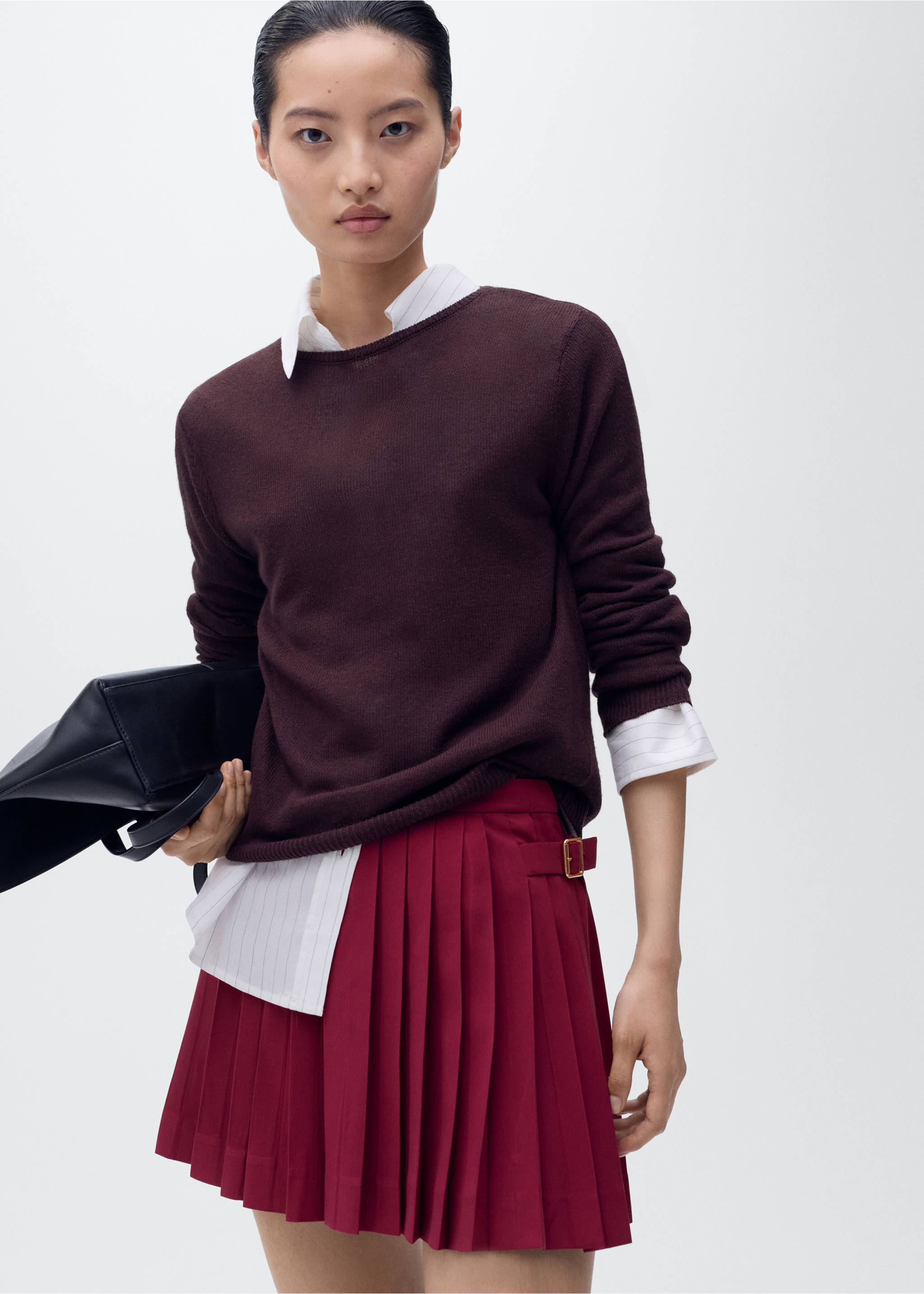 Pleated skirt with buckles - Details of the article 1, Maroon. Ref: 17054090-00.