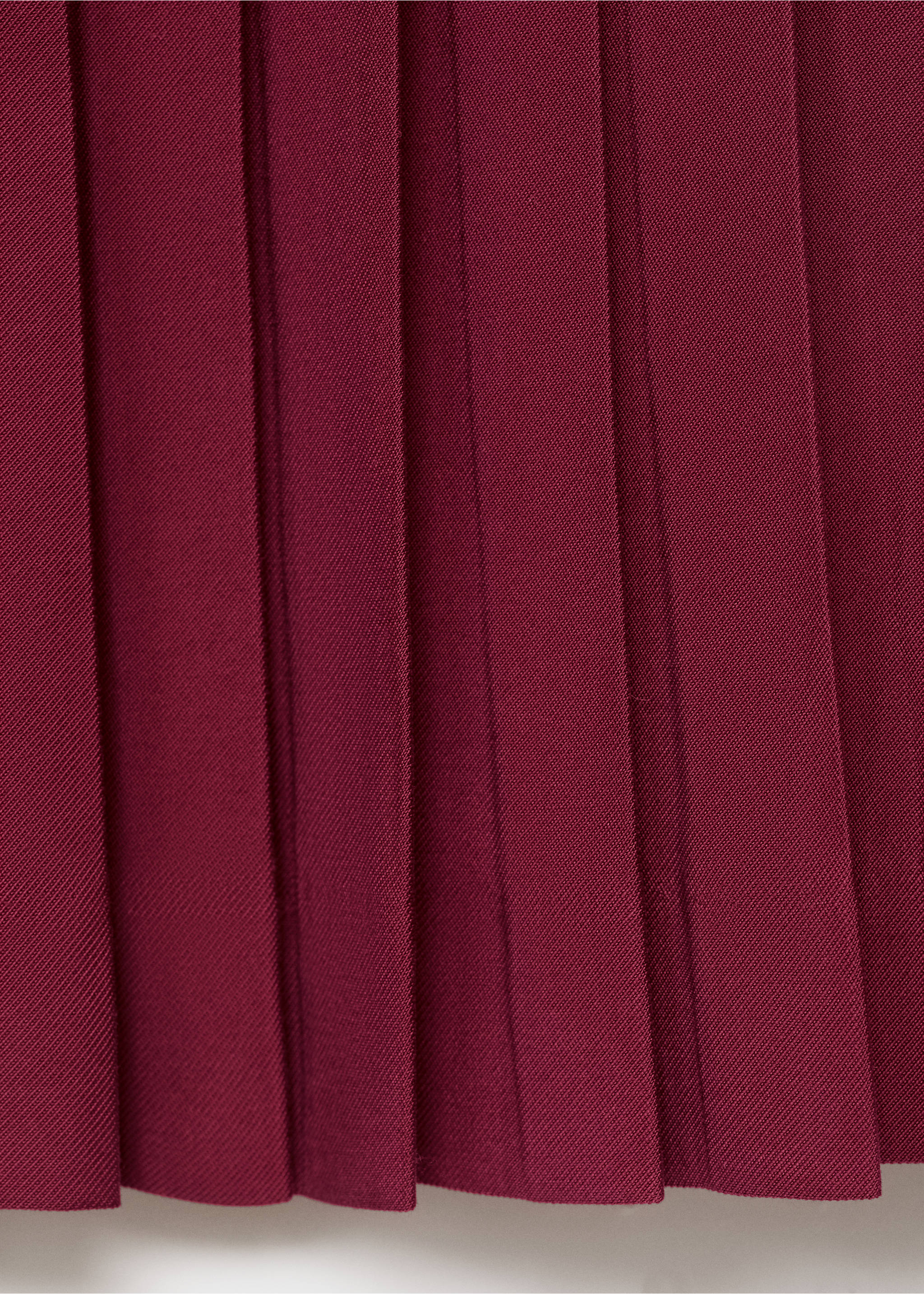 Pleated skirt with buckles - Details of the article 0, Maroon. Ref: 17054090-00.