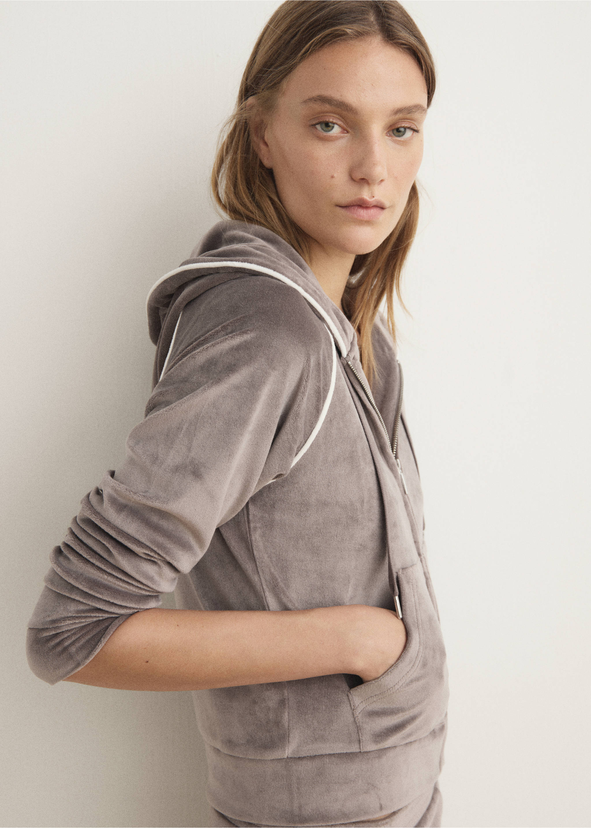 Veloursweatshirt mit weichem Griff - Detail des Artikels 2, Mittelbraun. Ref: 17054105-00.
