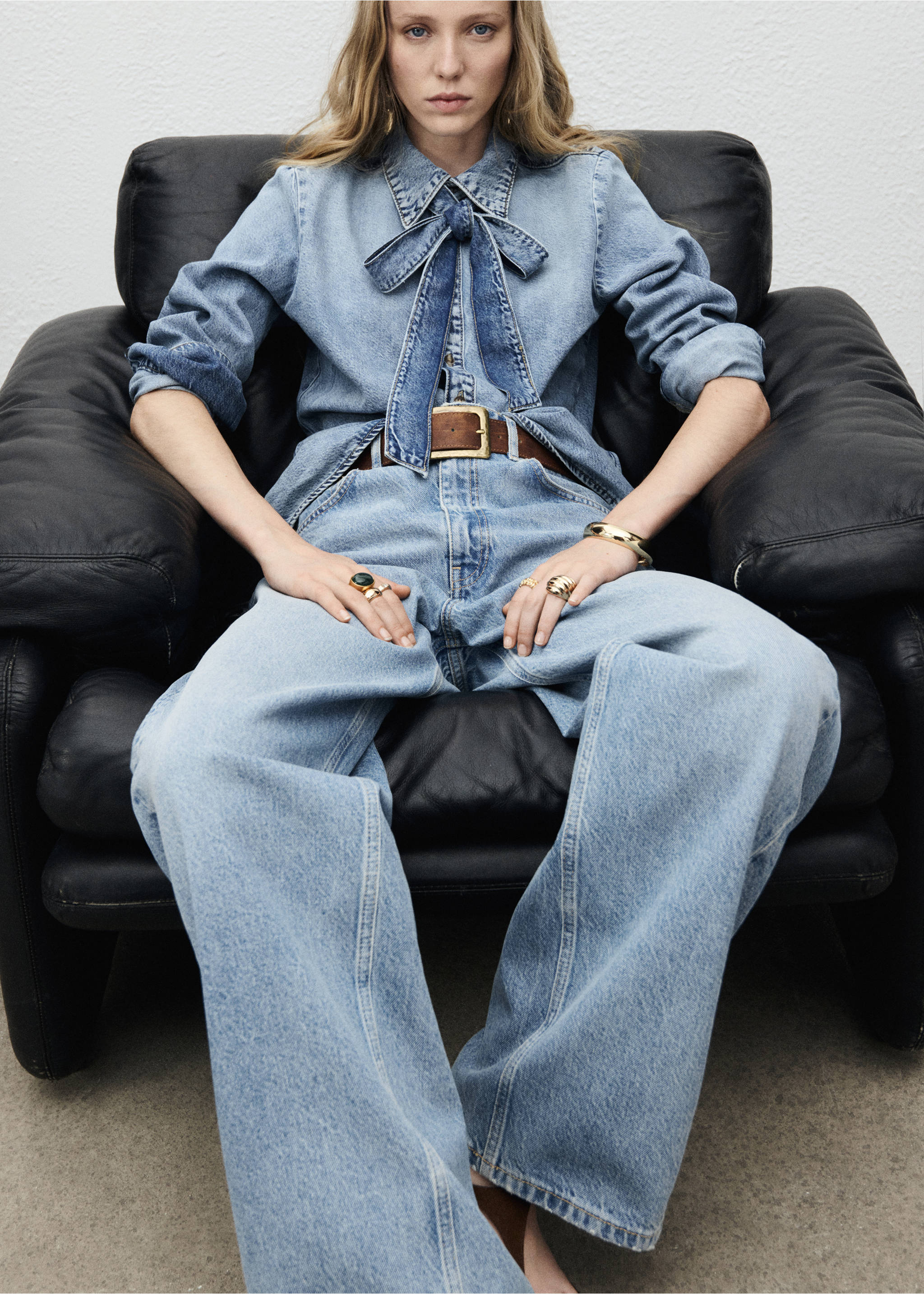 Denim shirt with bow - Details of the article 2, Medium Blue. Ref: 17054113-00.