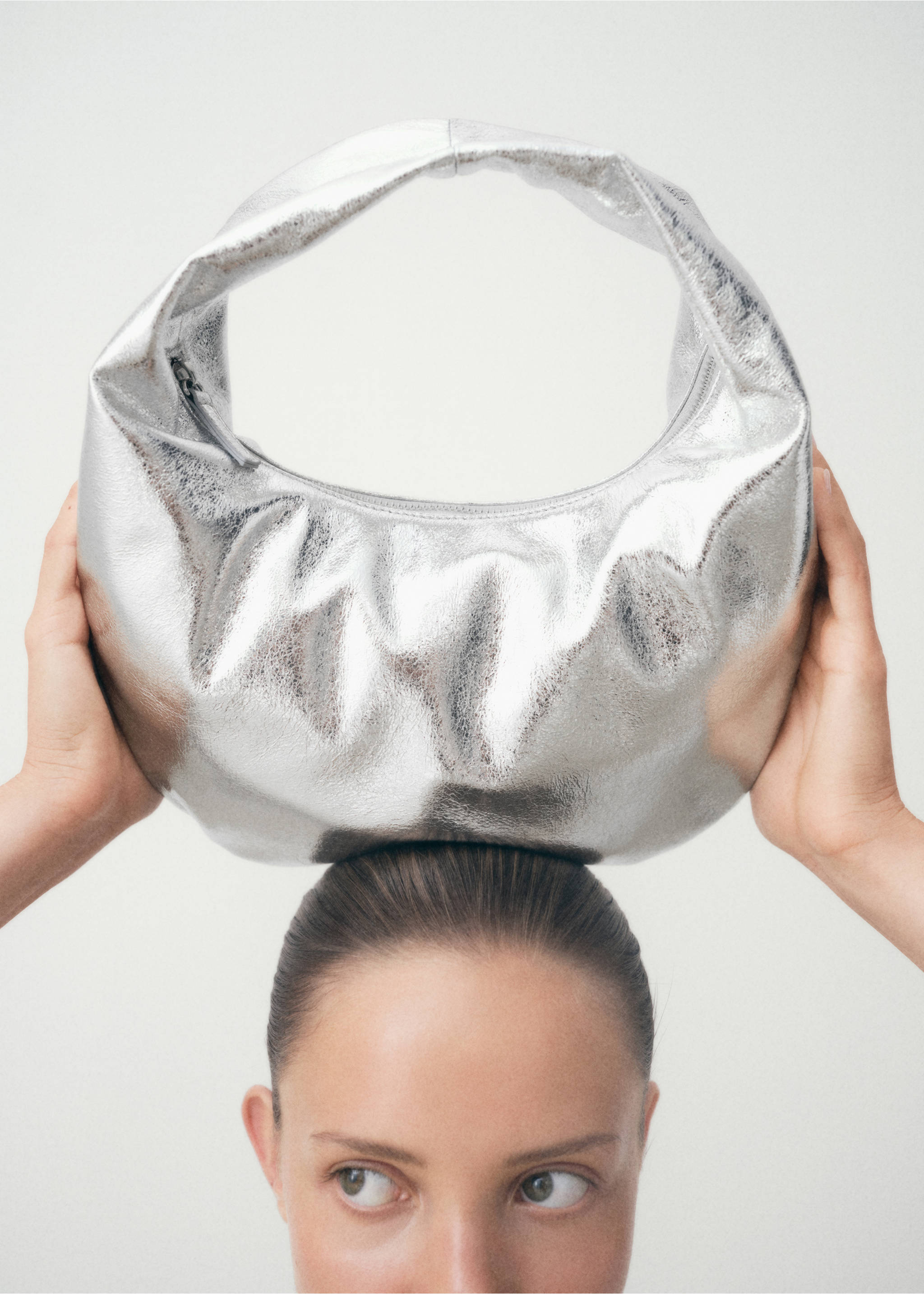 Metallic handbag - Details of the article 5, Silver. Ref: 17054122-00.