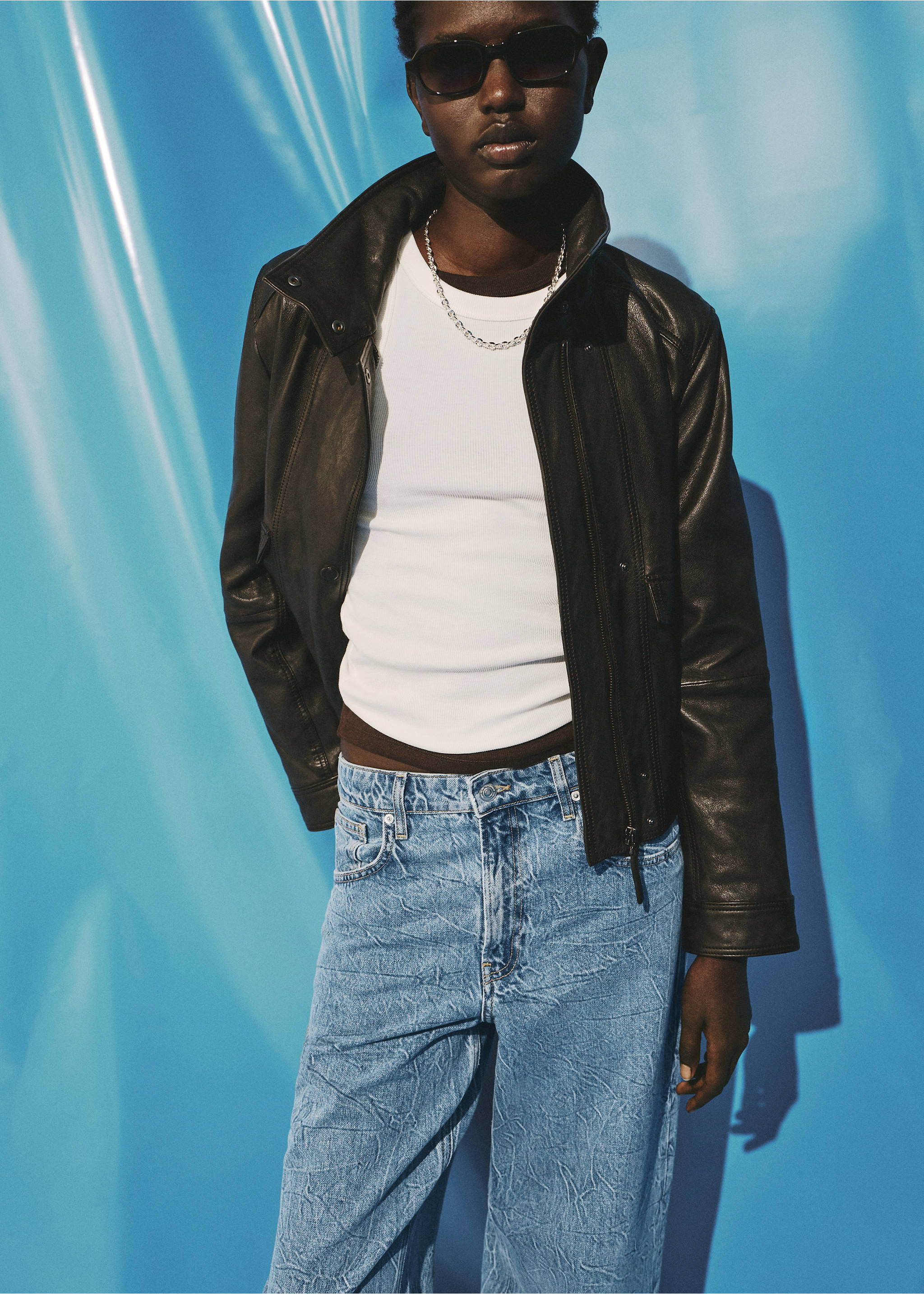 Straight-fit jeans with a creased effect - Details of the article 1, Medium Blue. Ref: 17054137-00.