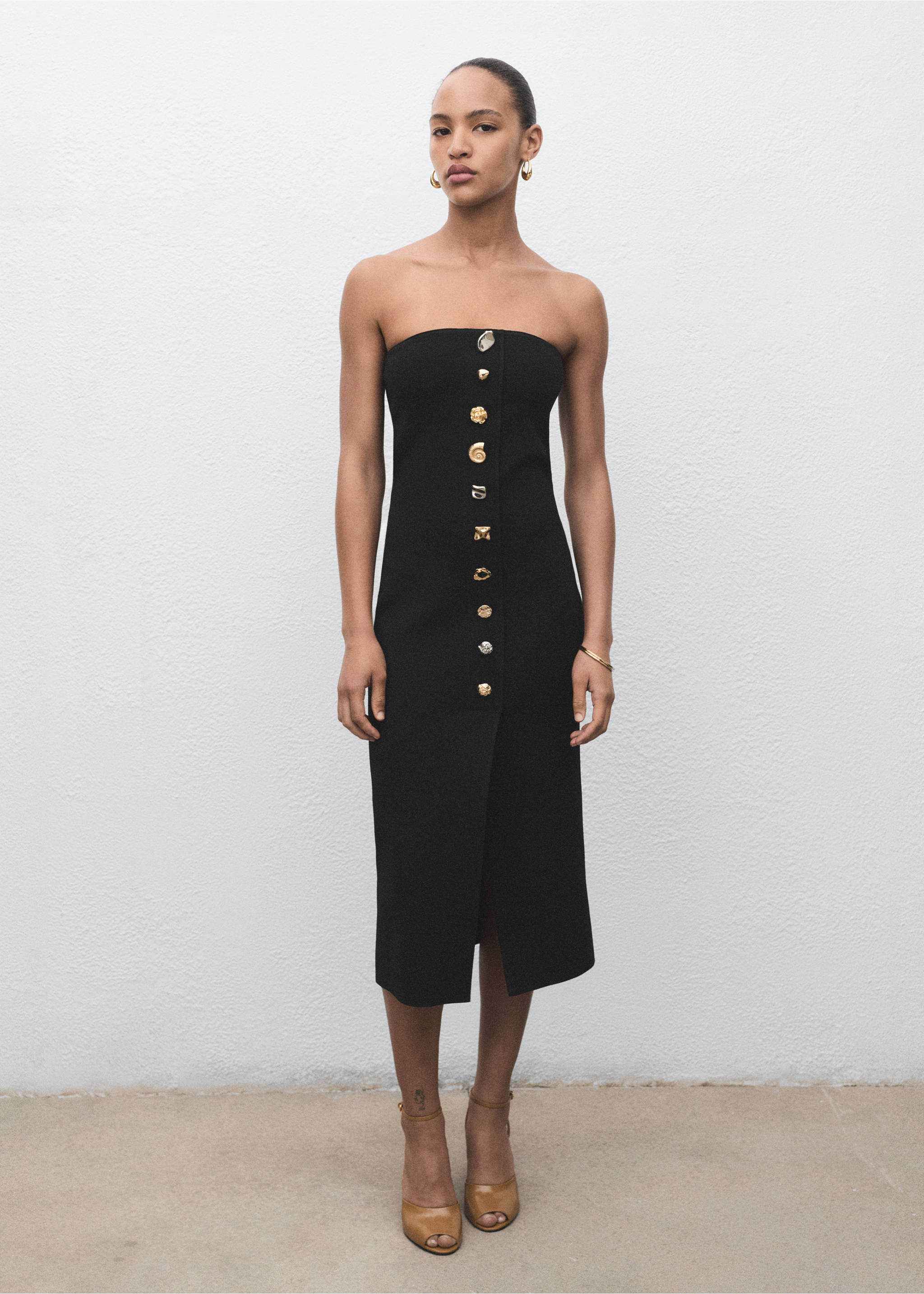 Trägerloses Kleid mit Juwelenknöpfen - Allgemeine Ansicht, Schwarz. Ref: 17054139-00.