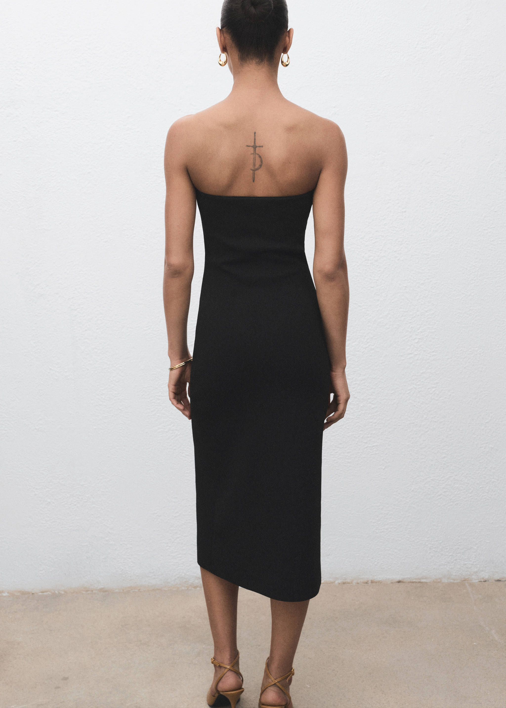 Trägerloses Kleid mit Juwelenknöpfen - Rückseite des Artikels