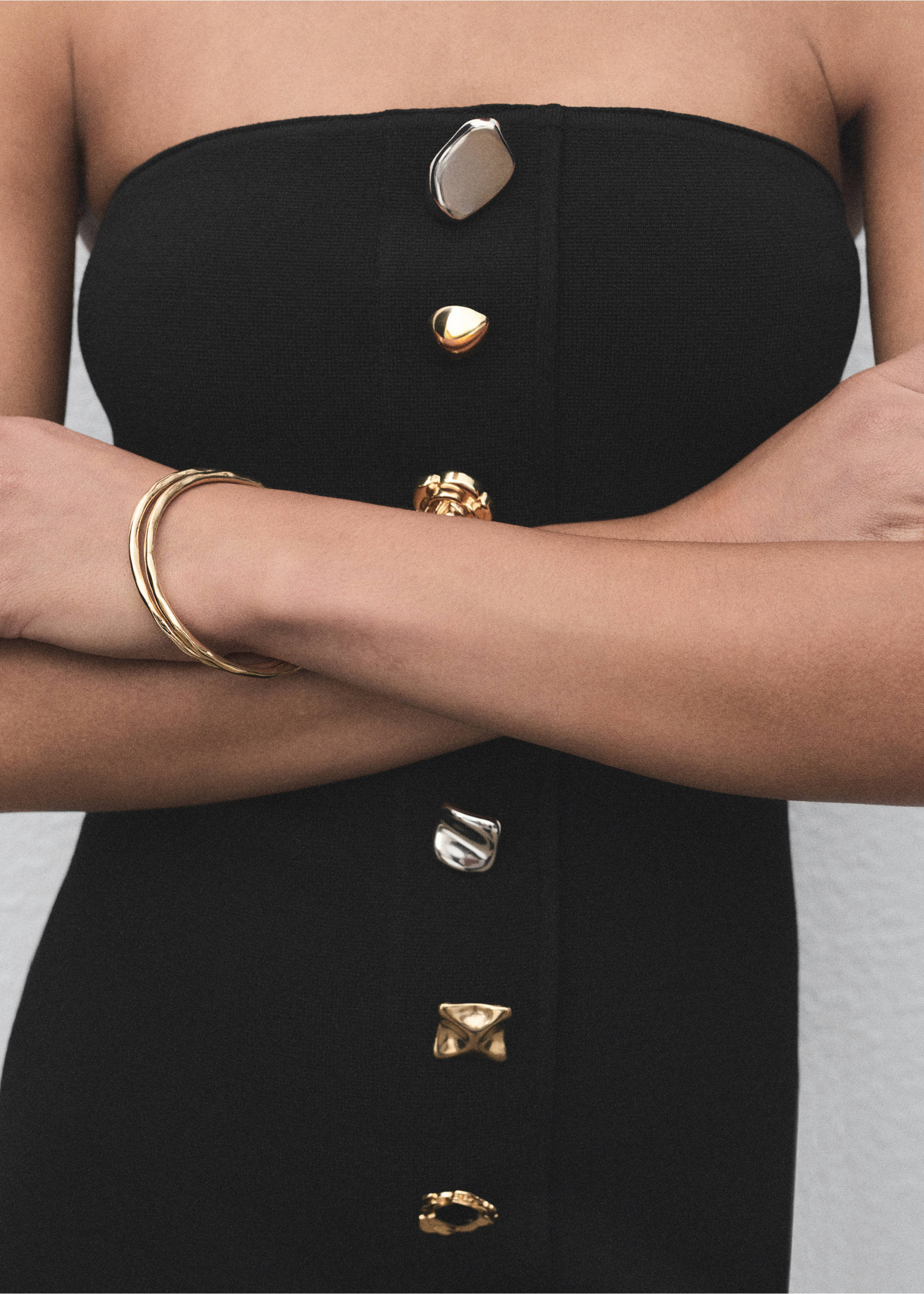 Trägerloses Kleid mit Juwelenknöpfen - Detail des Artikels 3, Schwarz. Ref: 17054139-00.